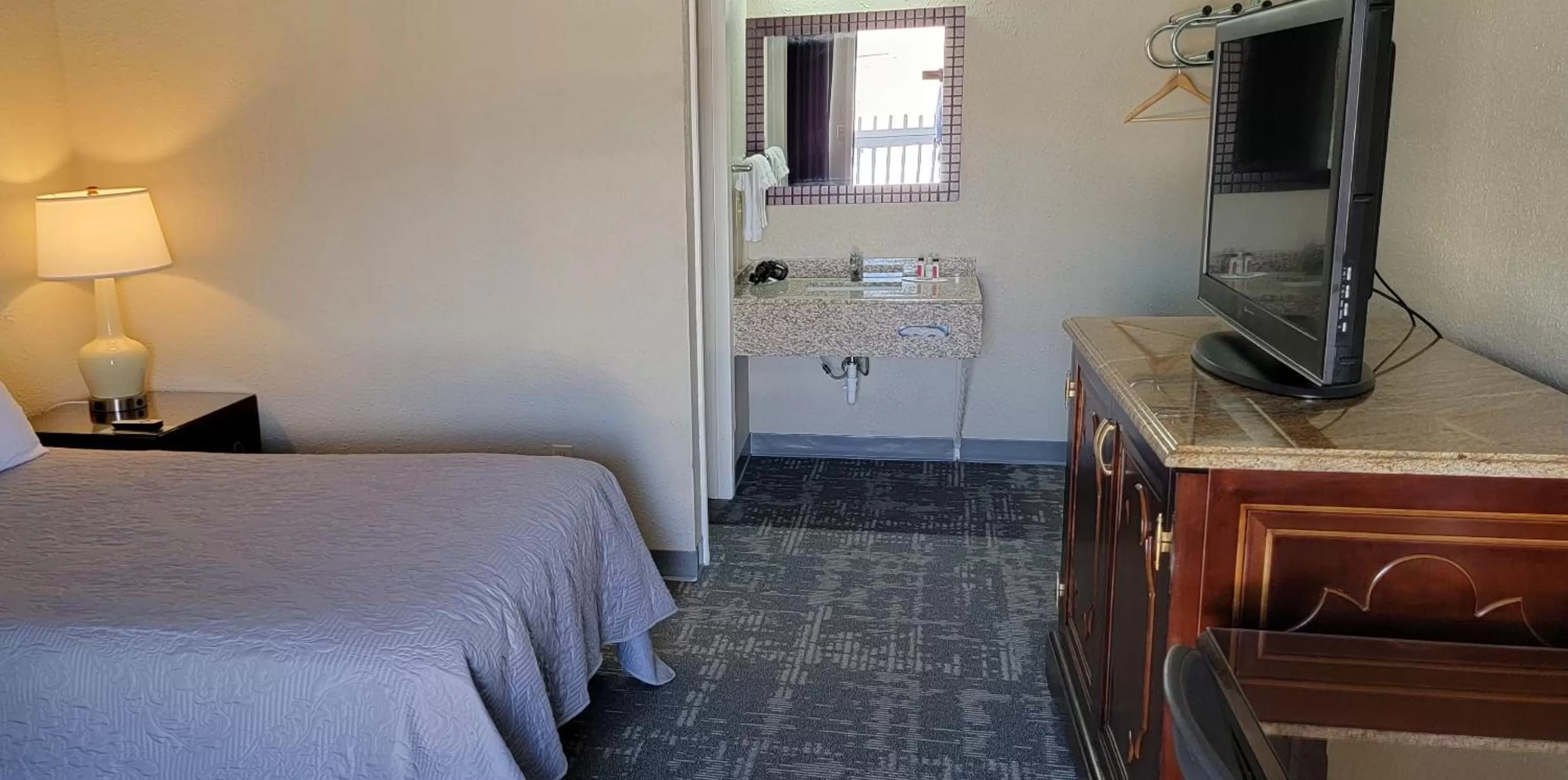 TV and multimedia, Bed in Queen City Inn