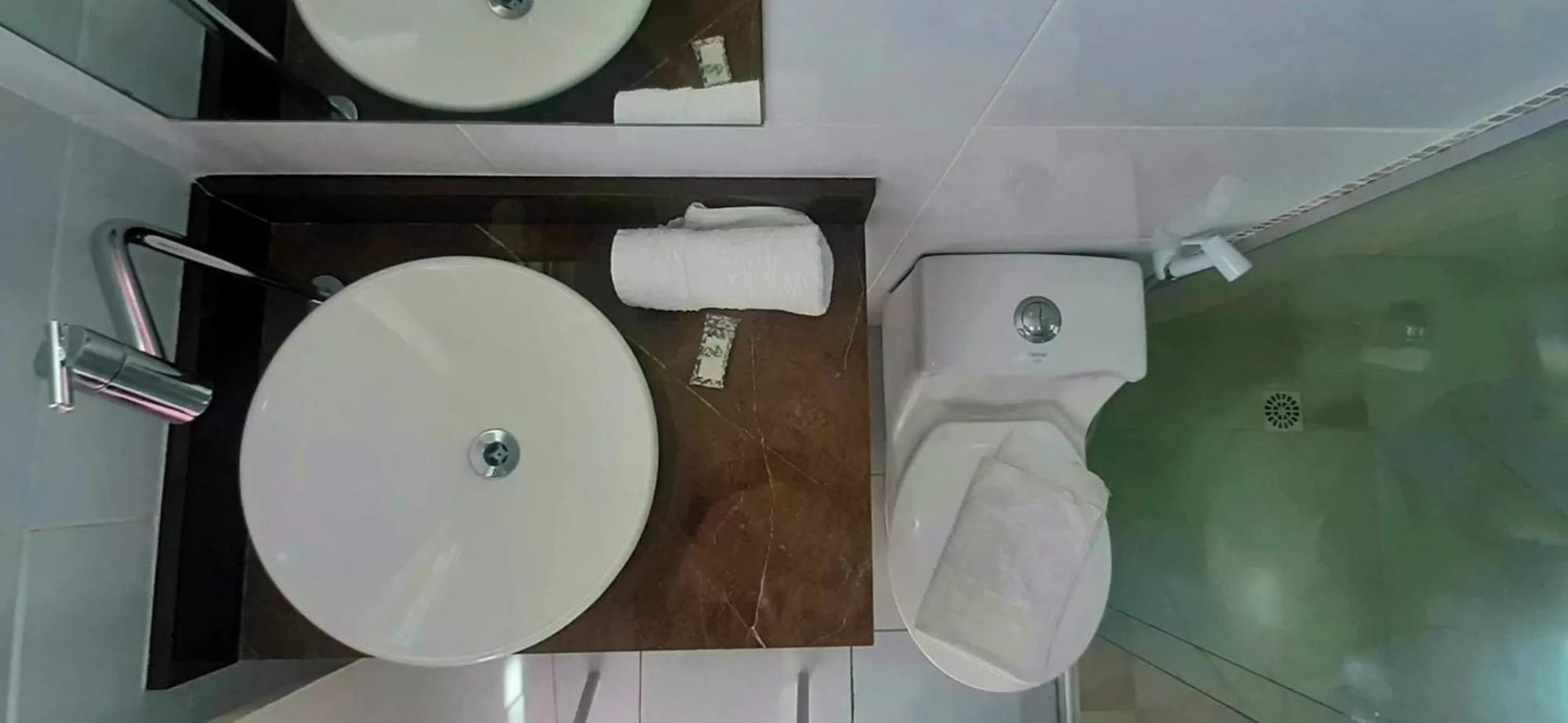 Toilet, Bathroom in Innsenso B&B