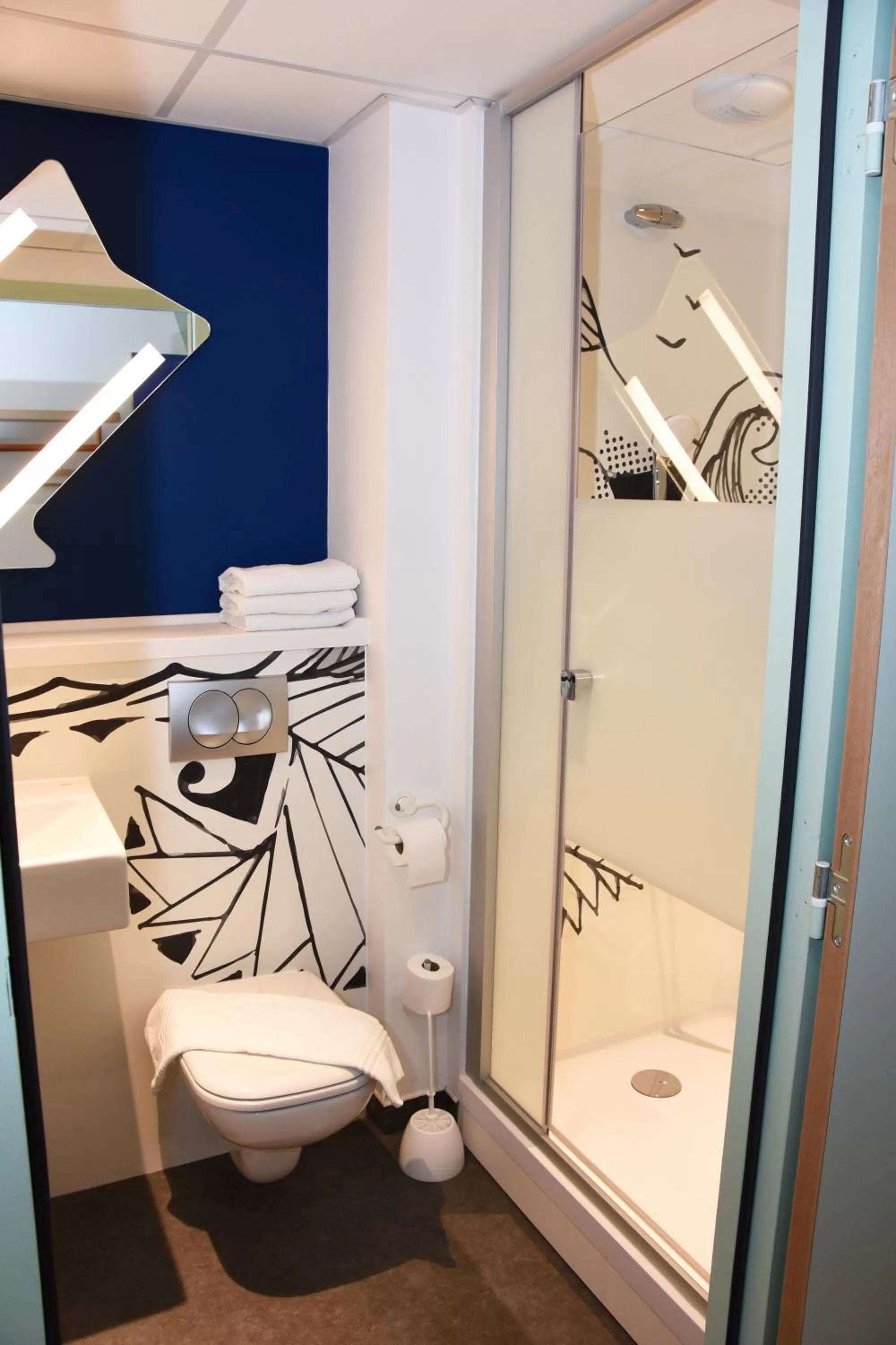 Bathroom in ibis budget Langres