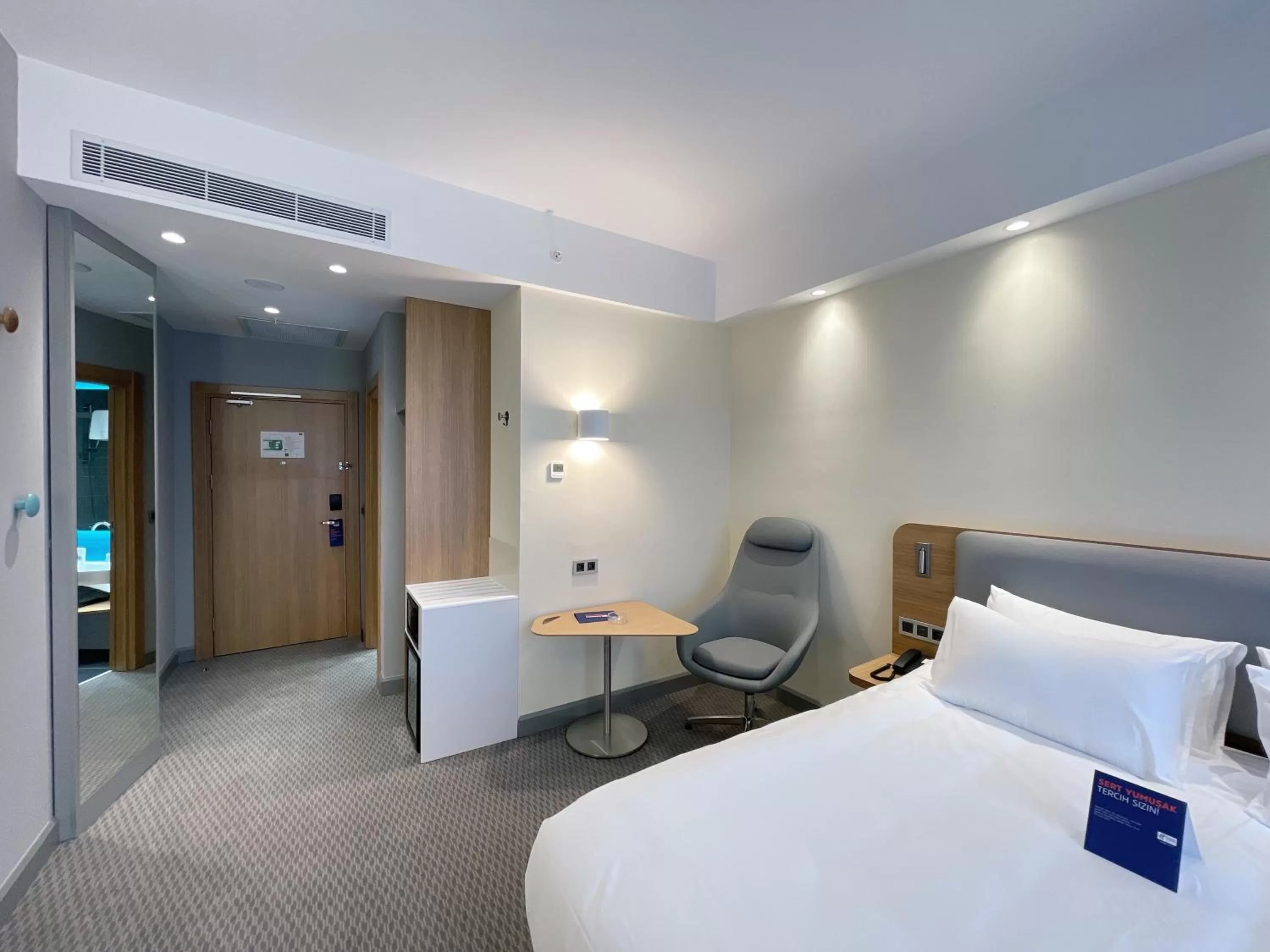 Photo of the whole room, Bed in Holiday Inn Express - Ankara - Airport by IHG