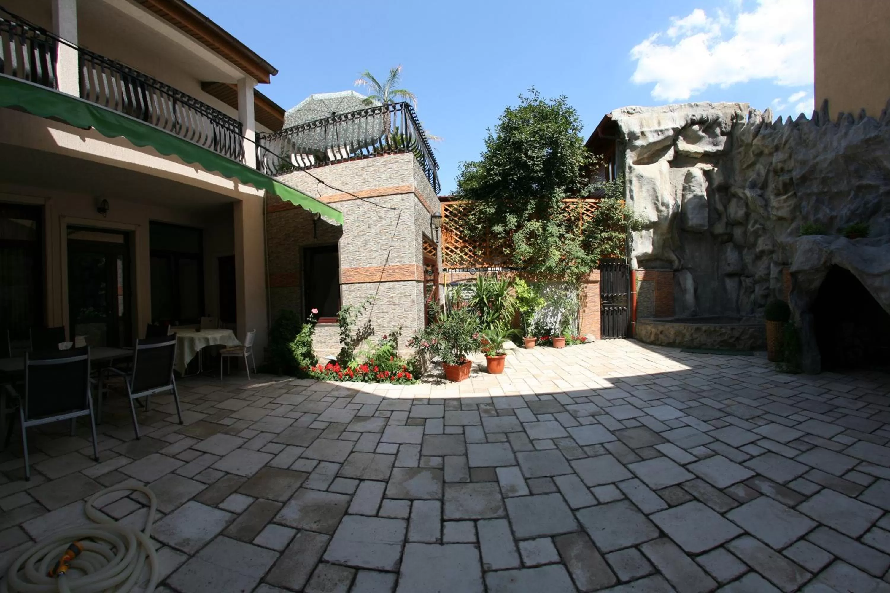 Facade/entrance, Property Building in City Garden Rooms and Apartments
