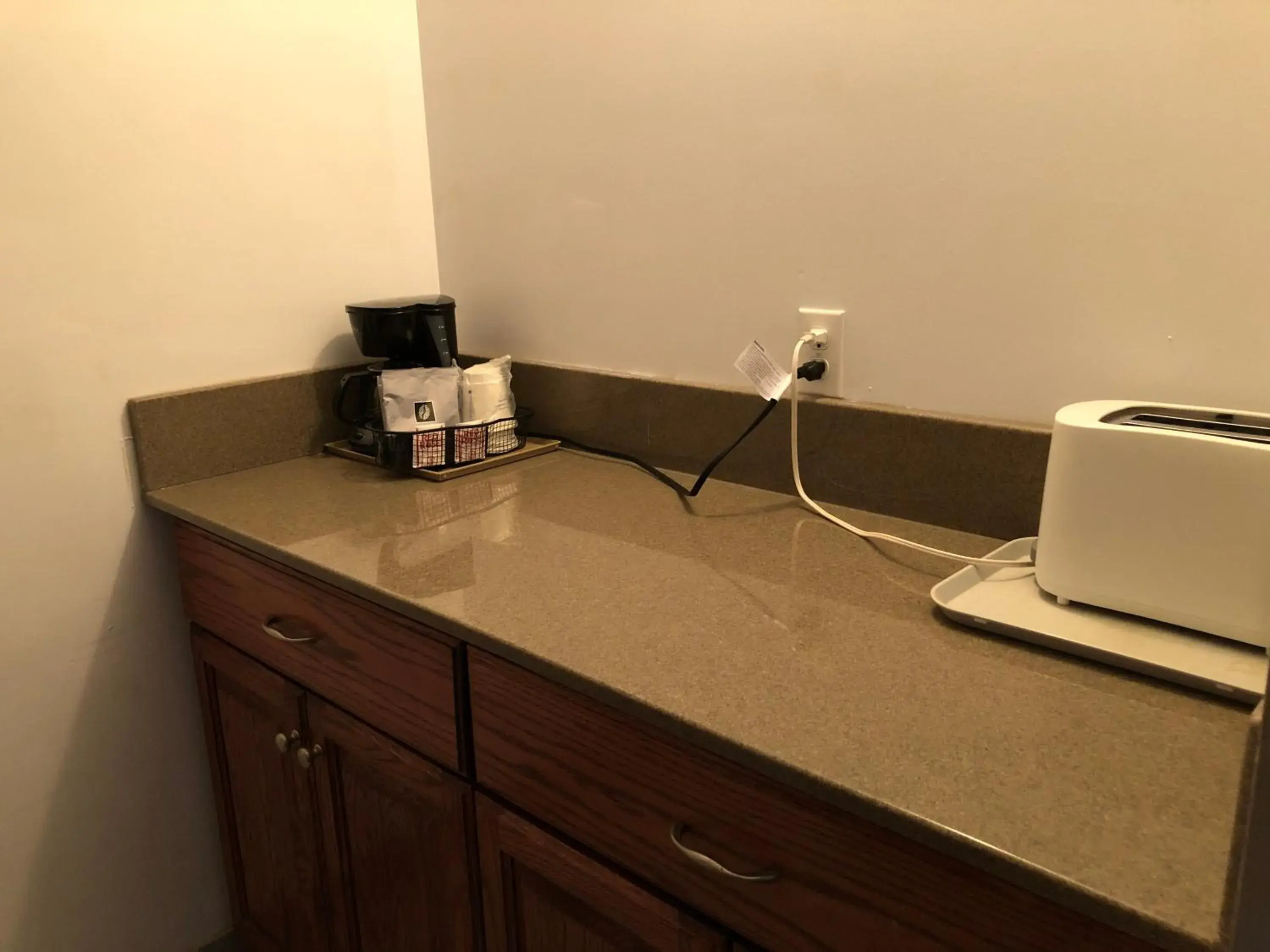 Queen Studio Suite - Non-Smoking in South Hill Lodge Queen Studio Suite - Non-Smoking in South Hill Lodge