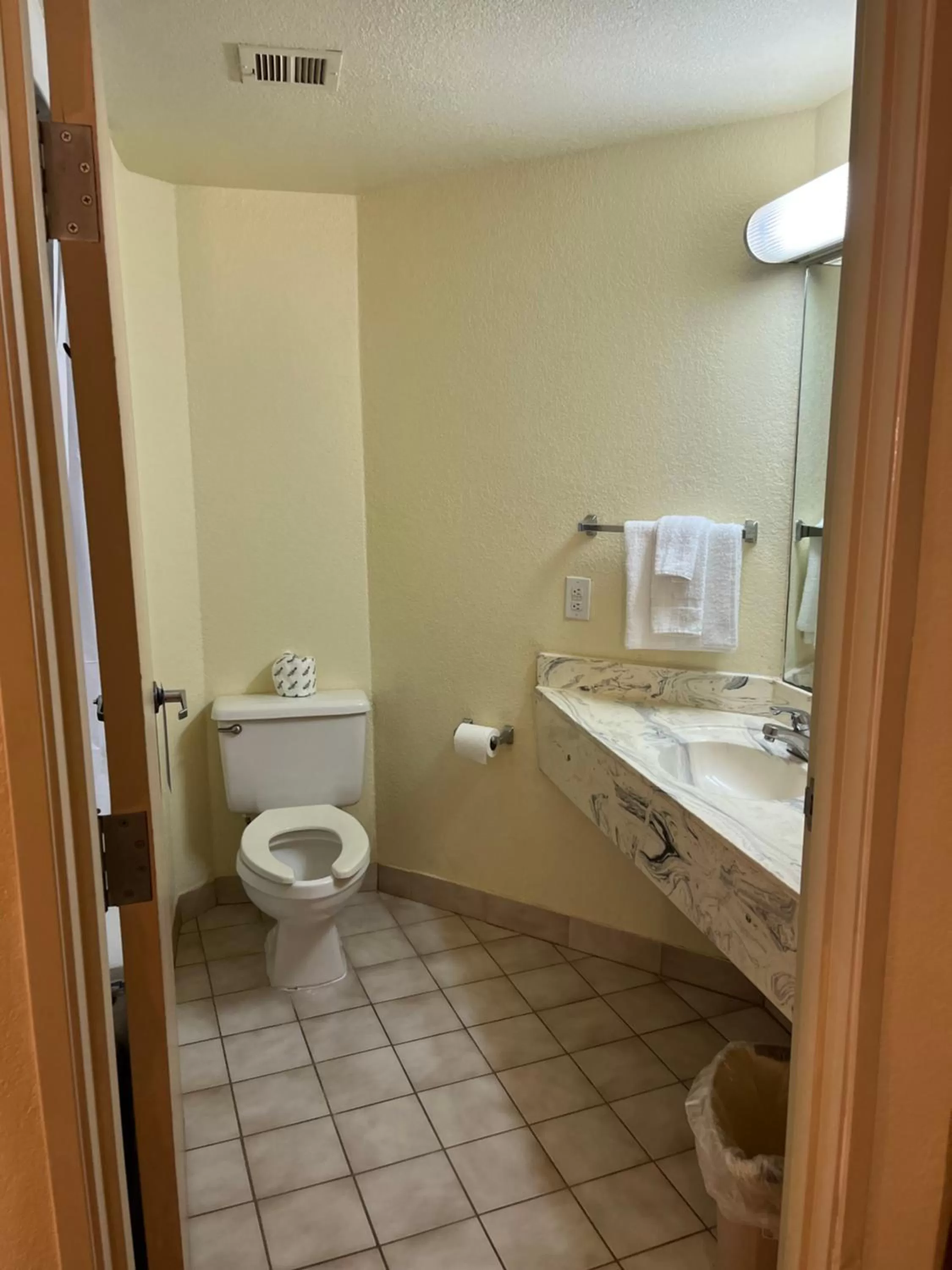 Bathroom in Howard Johnson by Wyndham Clarksville Tennessee