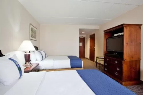 Photo of the whole room, Bed in Holiday Inn Express & Suites Newport News by IHG