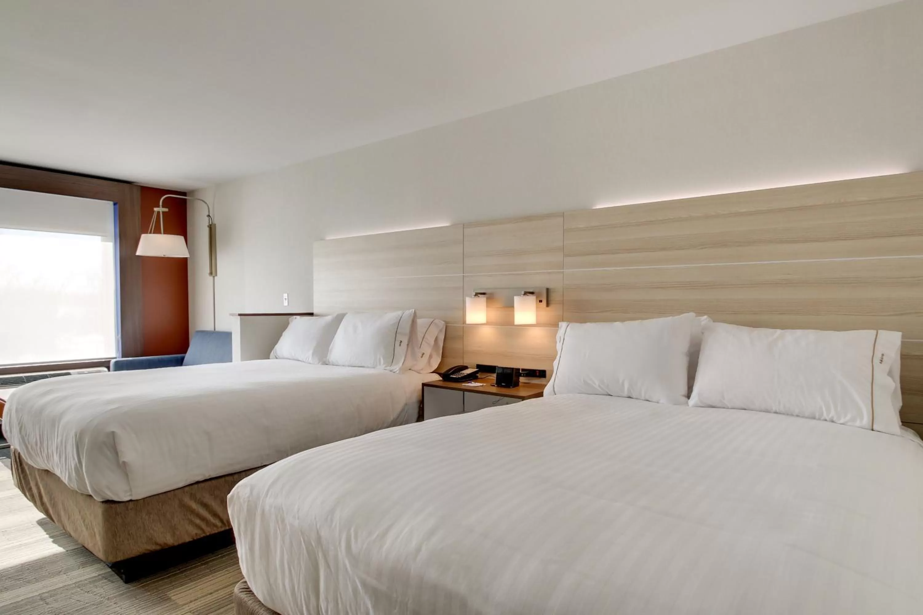 Photo of the whole room, Bed in Holiday Inn Express & Suites Galesburg by IHG