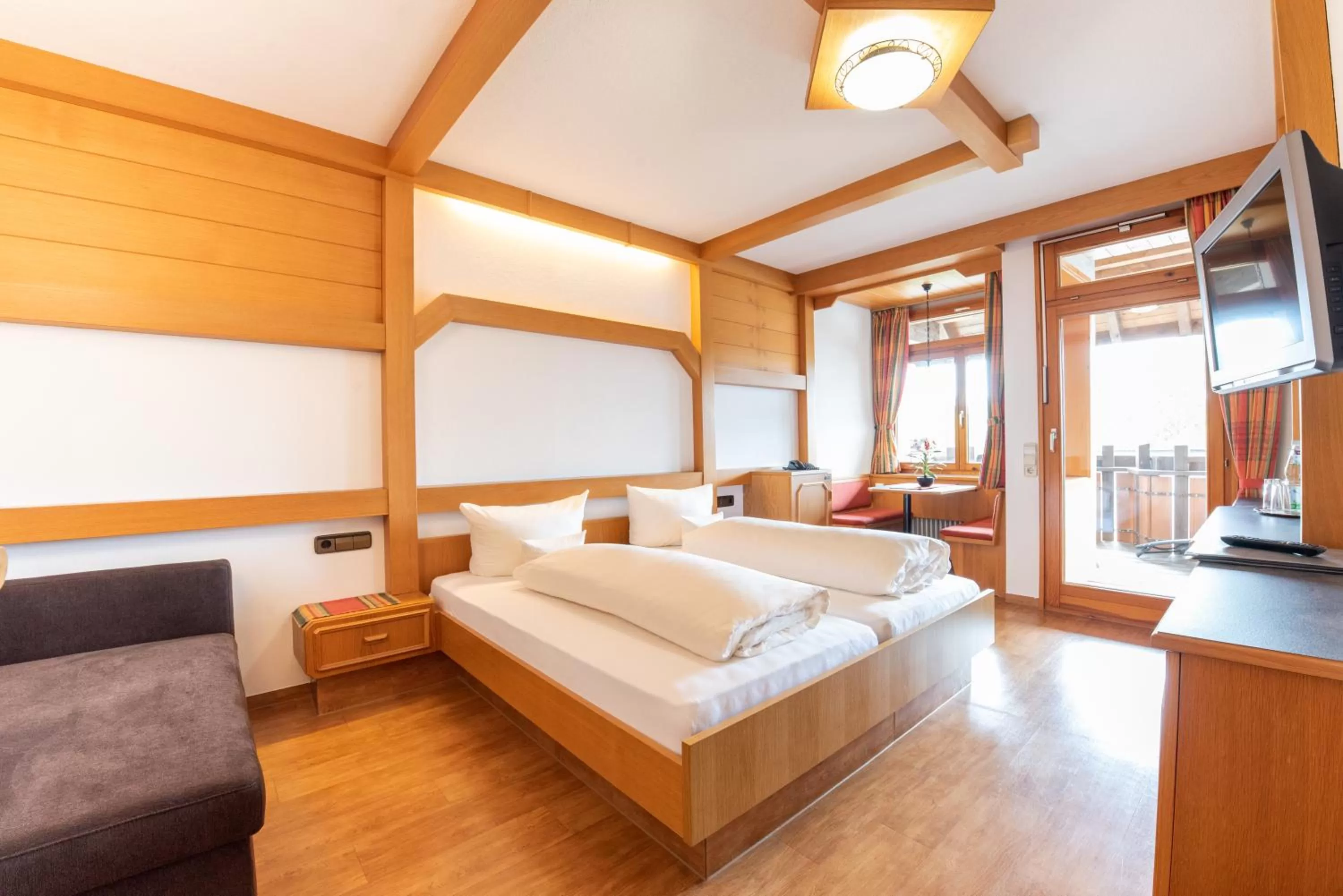 Living room, Bed in Wellnesshotel Sonnenhof & Sonnhalde