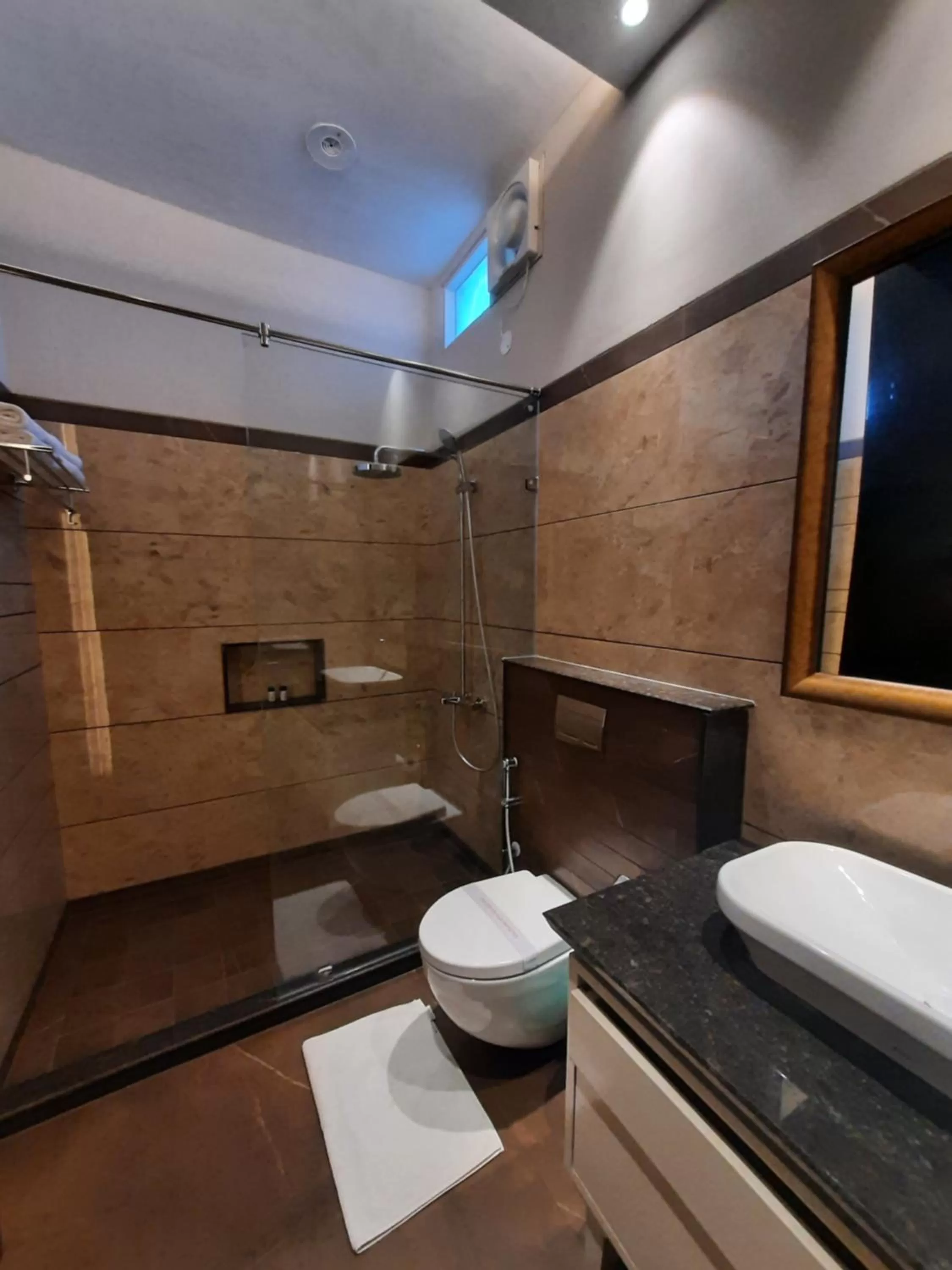 Bathroom in Hotel Kasauli Regency Stags Not Allowed