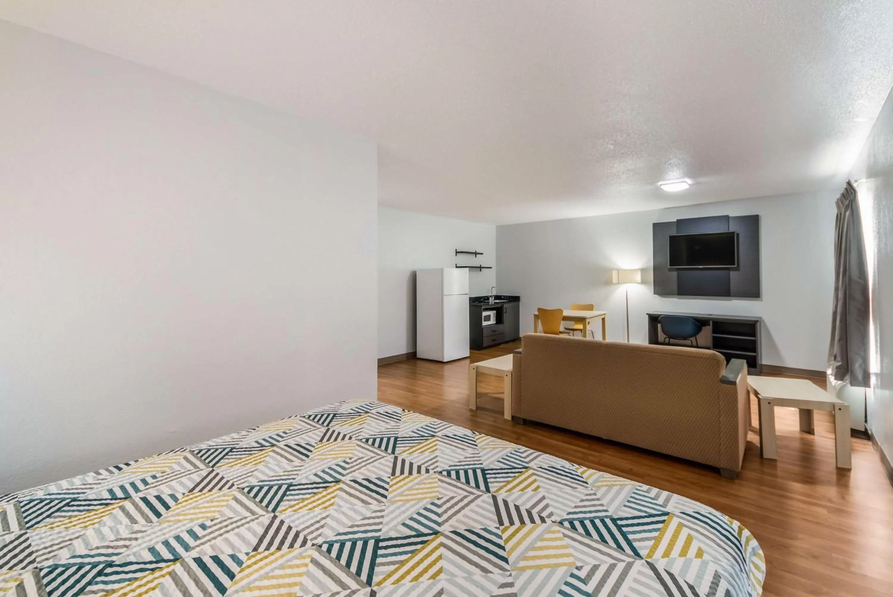 Photo of the whole room, Bed in Studio 6 Laredo, Tx - North I-35