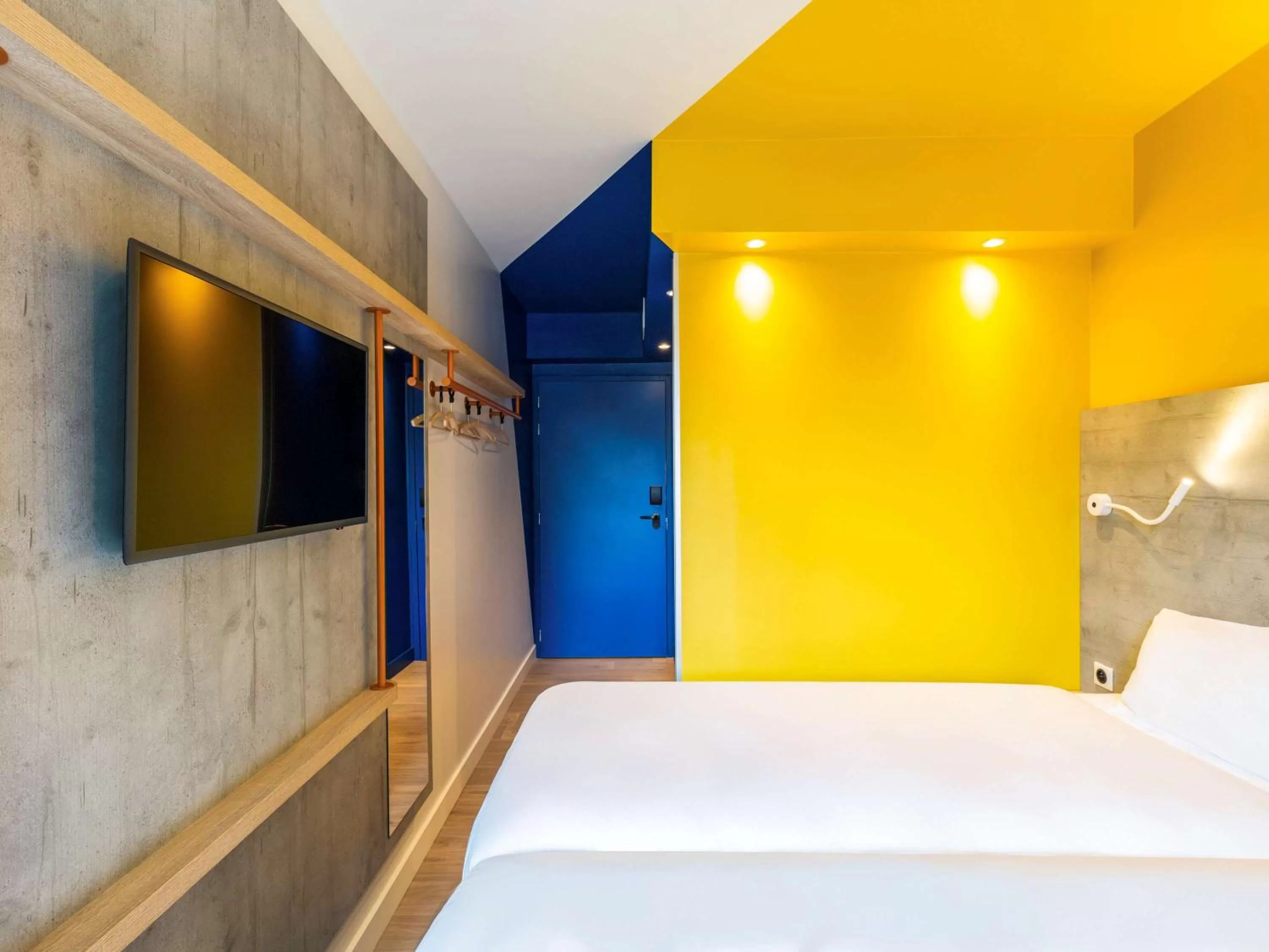 Photo of the whole room, Bed in ibis budget Fontainebleau Avon