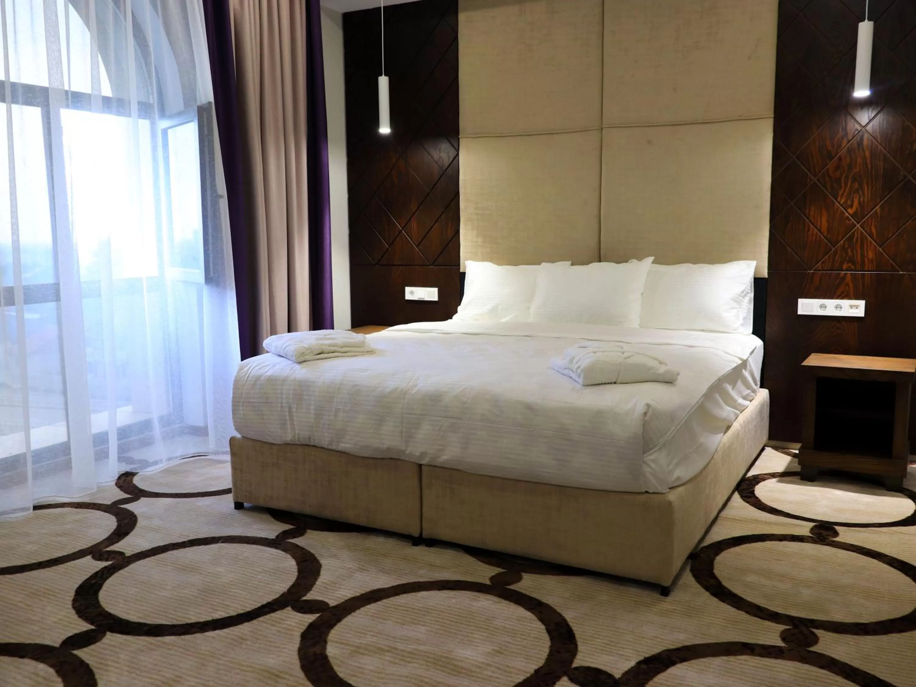 Photo of the whole room, Bed in East Palace Hotel