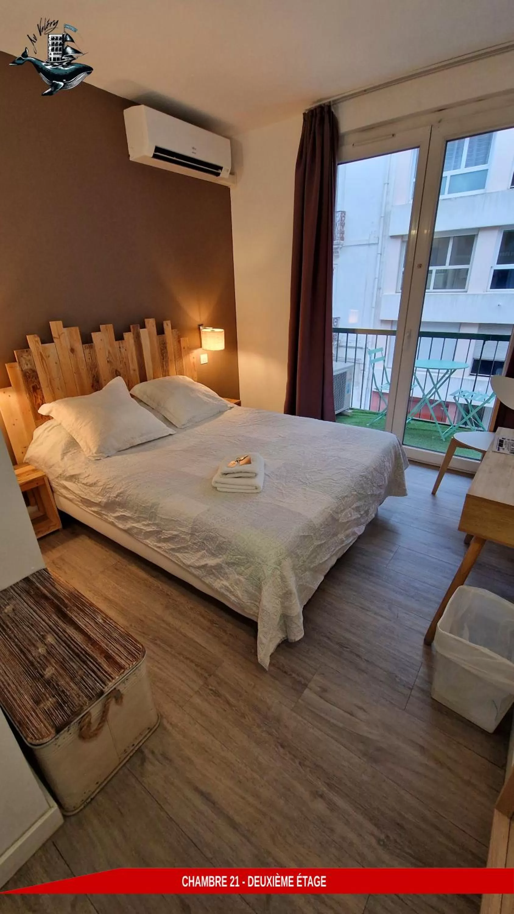 Bed in Hôtel Au Valéry