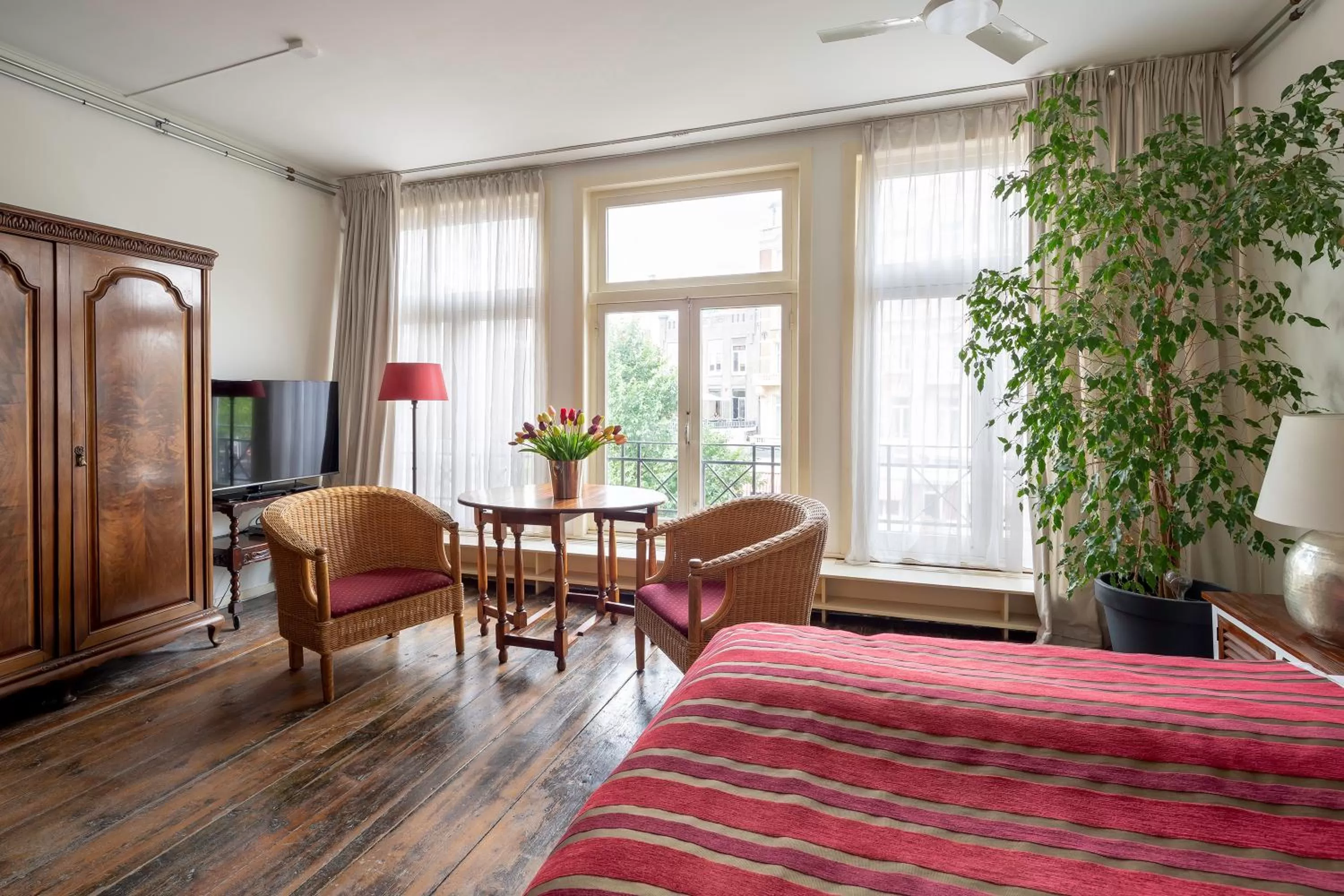 Living room, Bed in Amsterdam House Hotel