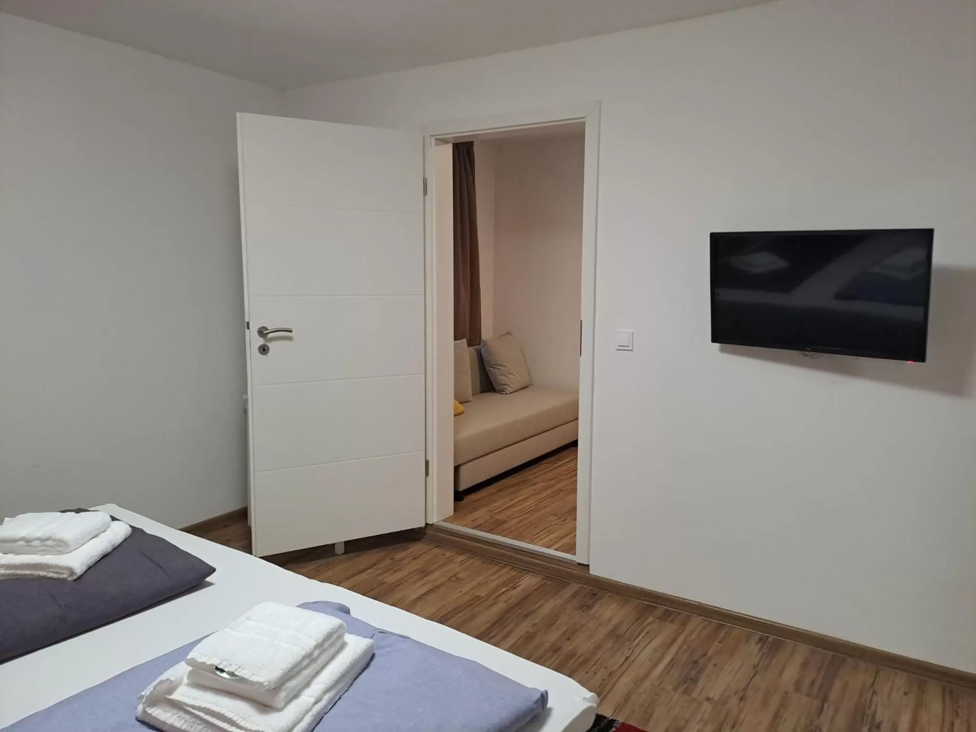 Bed in Hotel Grüner Baum - Melissone Italian Restaurant