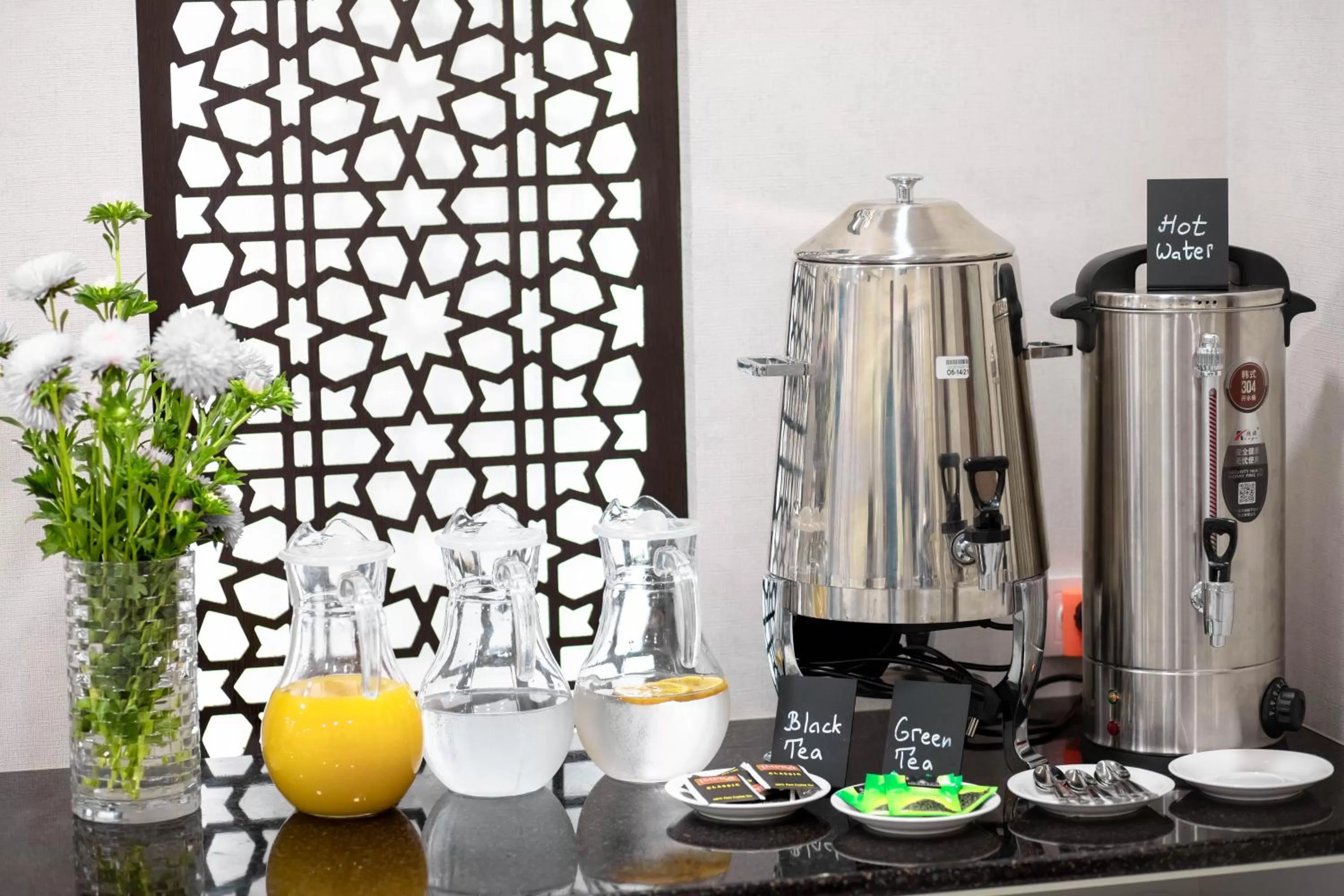 Restaurant/places to eat in Registon Saroy Hotel