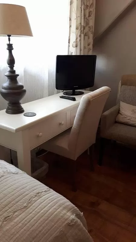 Bed, TV/Entertainment Center in Het Woonrijk