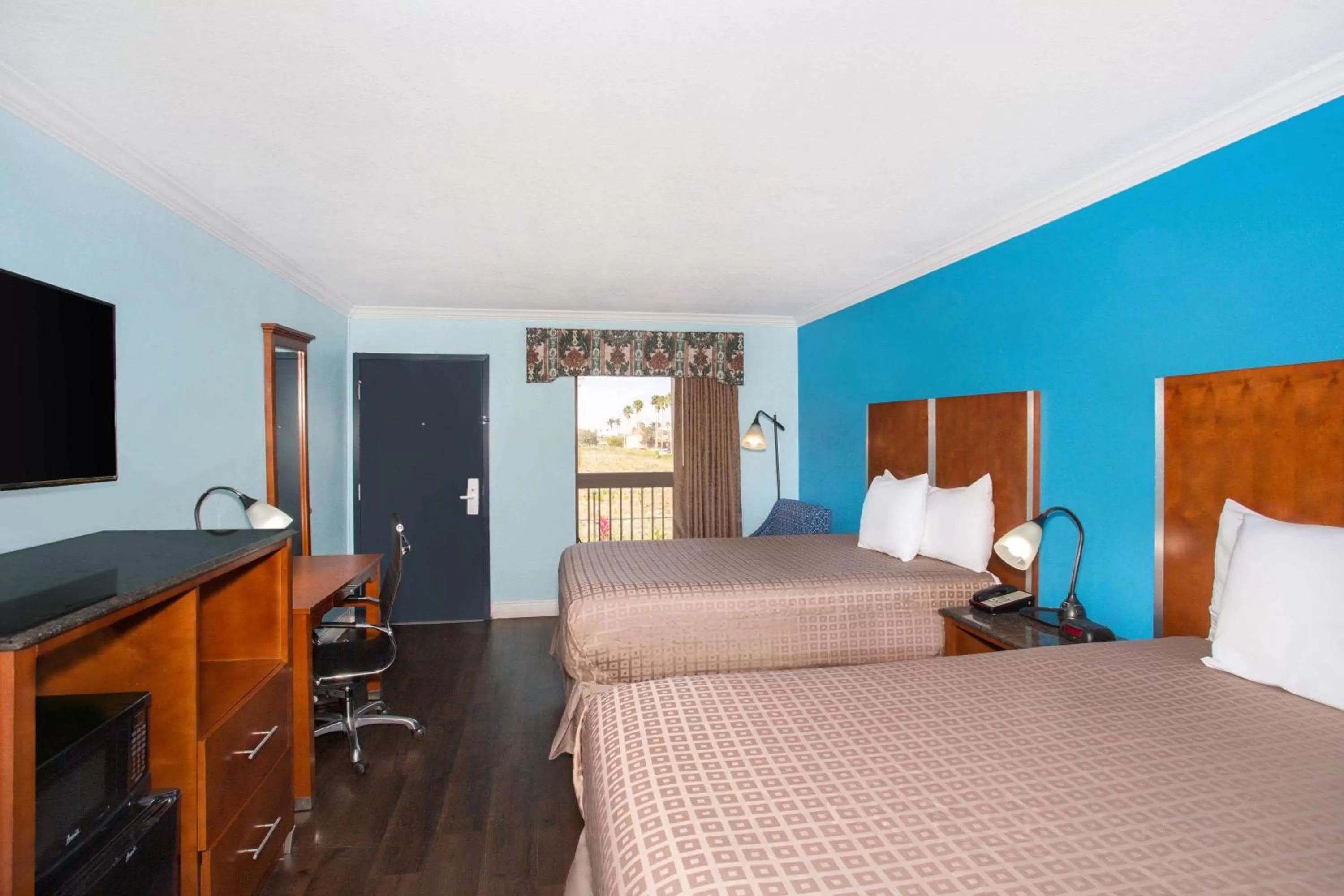 Photo of the whole room, Bed in Days Inn by Wyndham Florida City