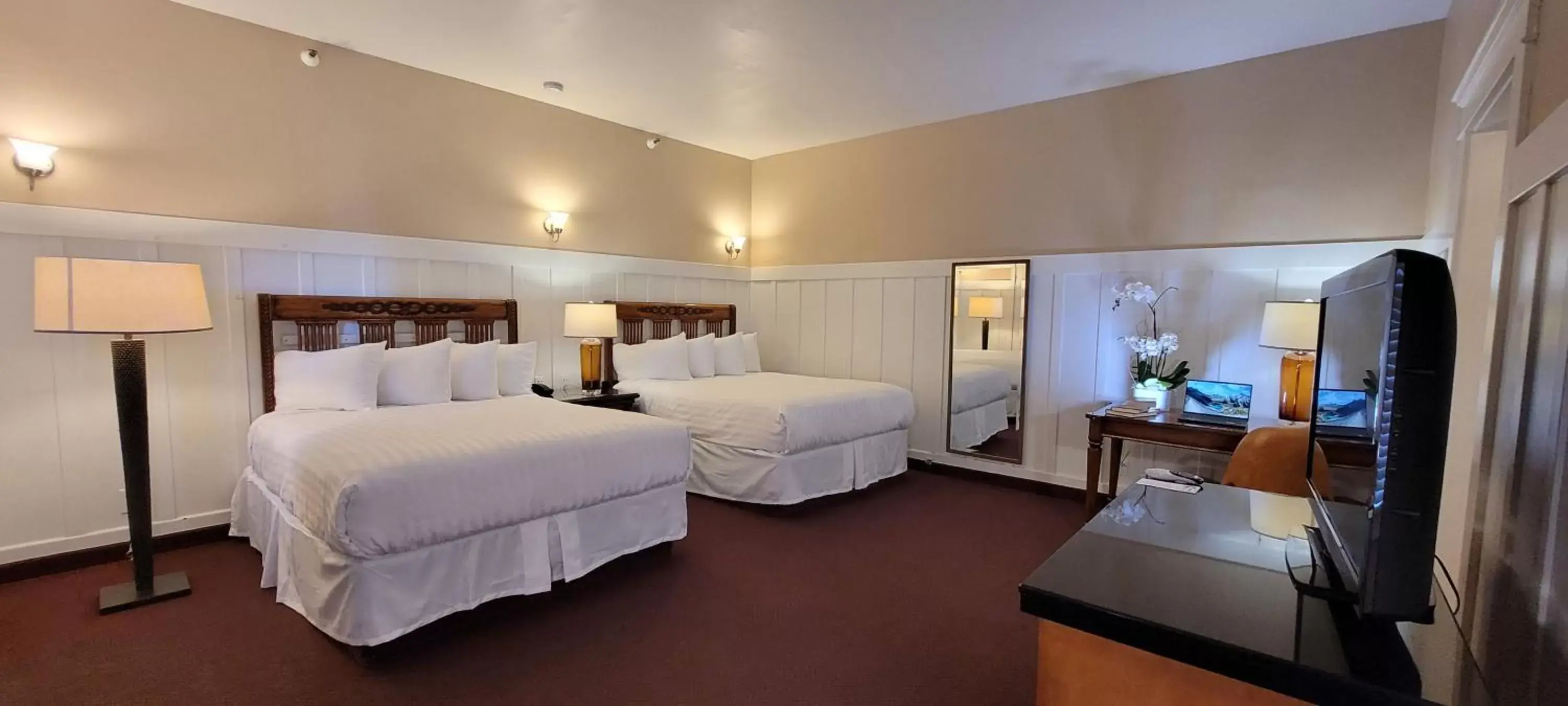 Standard Queen Room with Two Queen Beds in Butterfly Grove Inn Standard Queen Room with Two Queen Beds in Butterfly Grove Inn