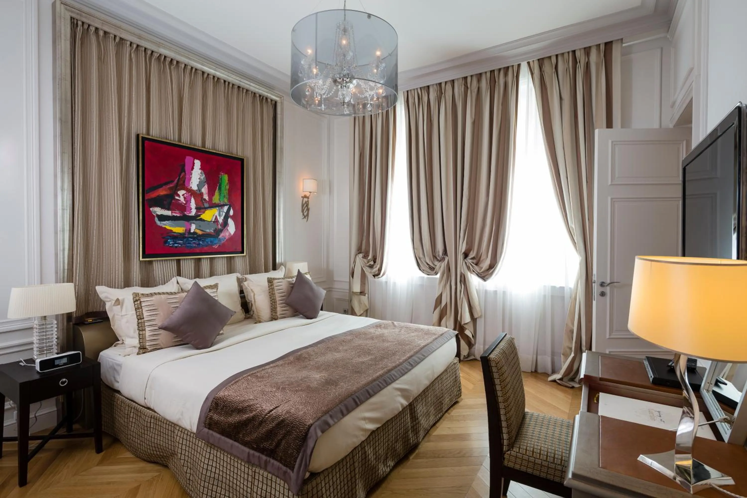 Bedroom, Bed in Majestic Hotel Spa - Champs Elysées