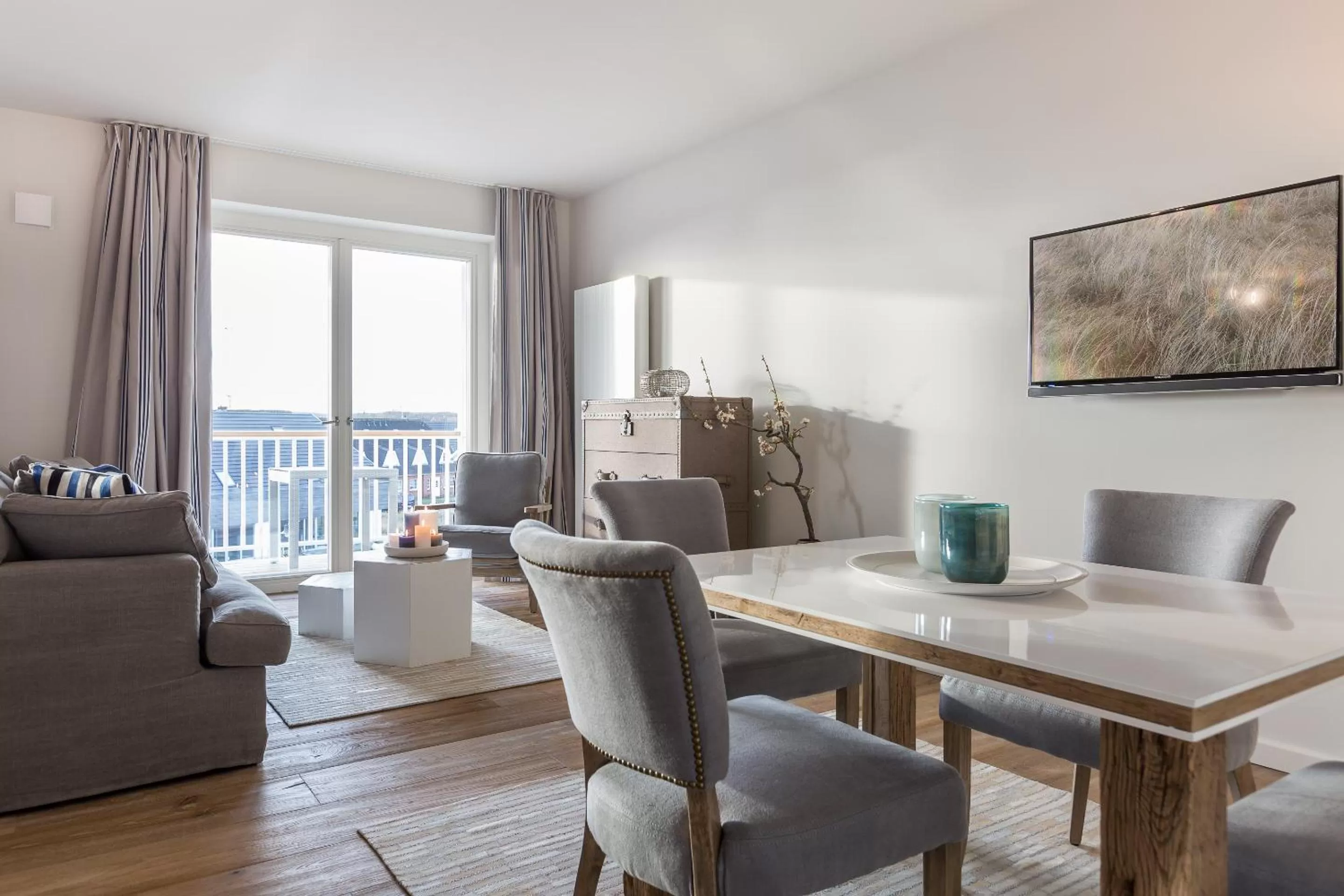 TV and multimedia, Dining Area in Easy Living