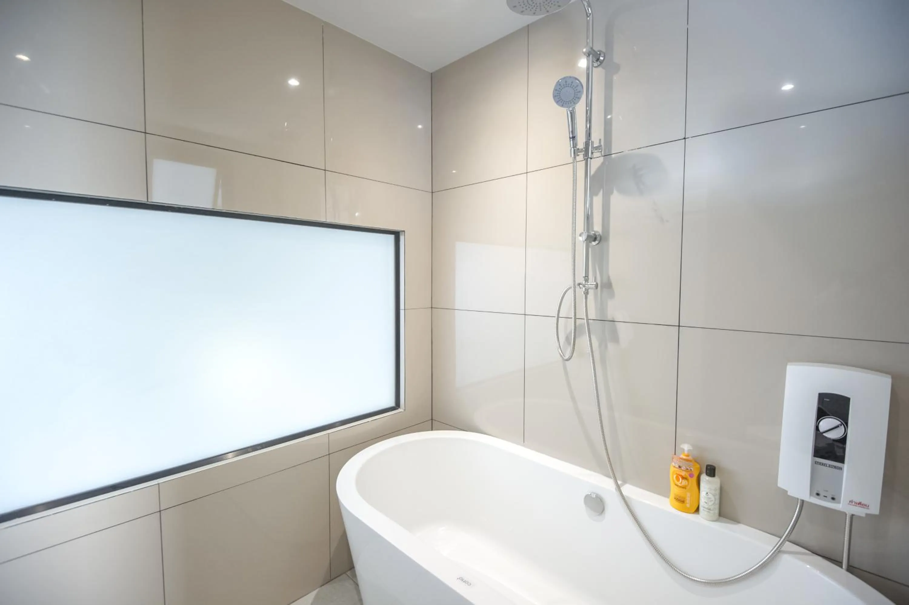 Shower in Glur Central Pratunam