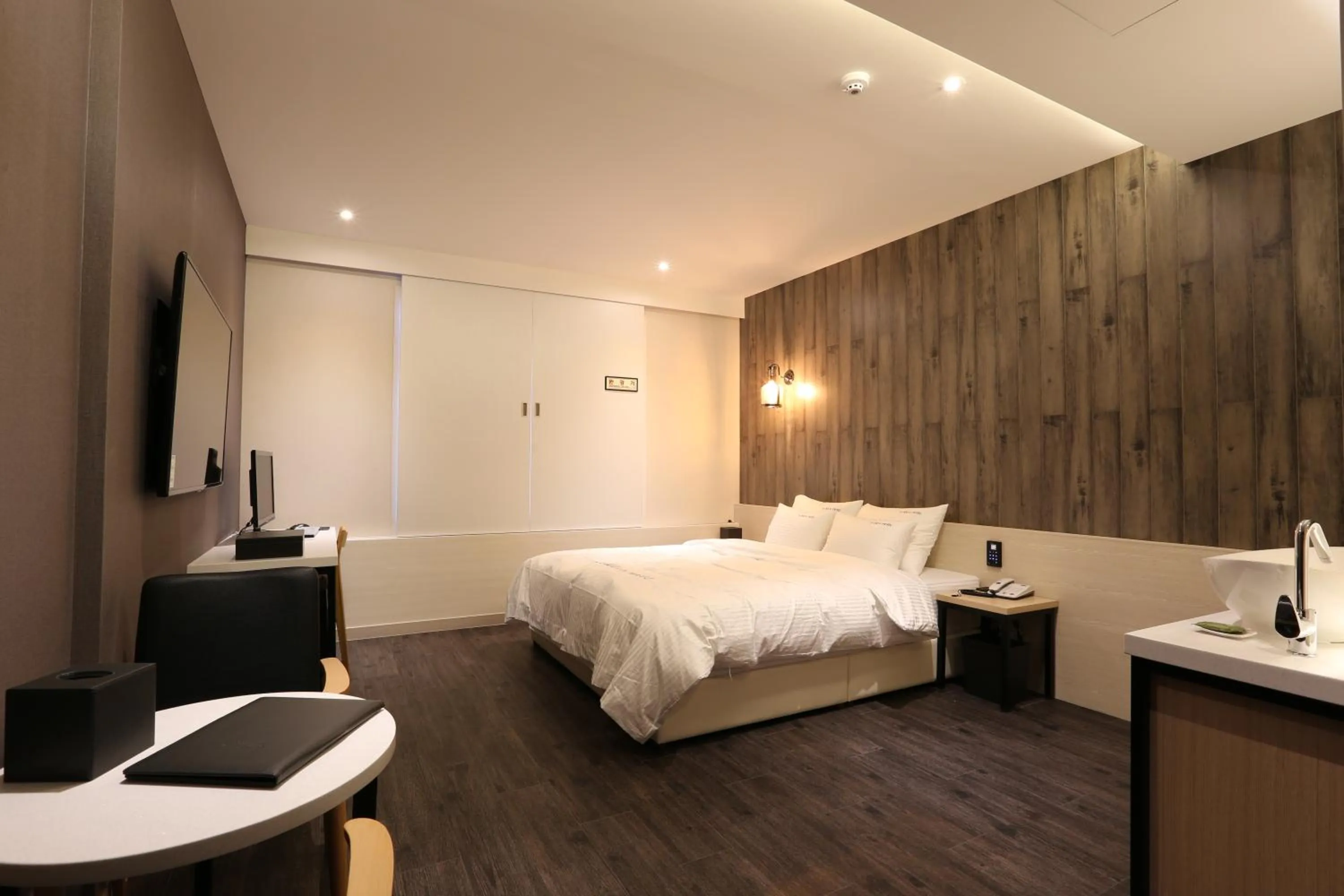 Decorative detail, Bed in Le Idea Hotel Busan Station