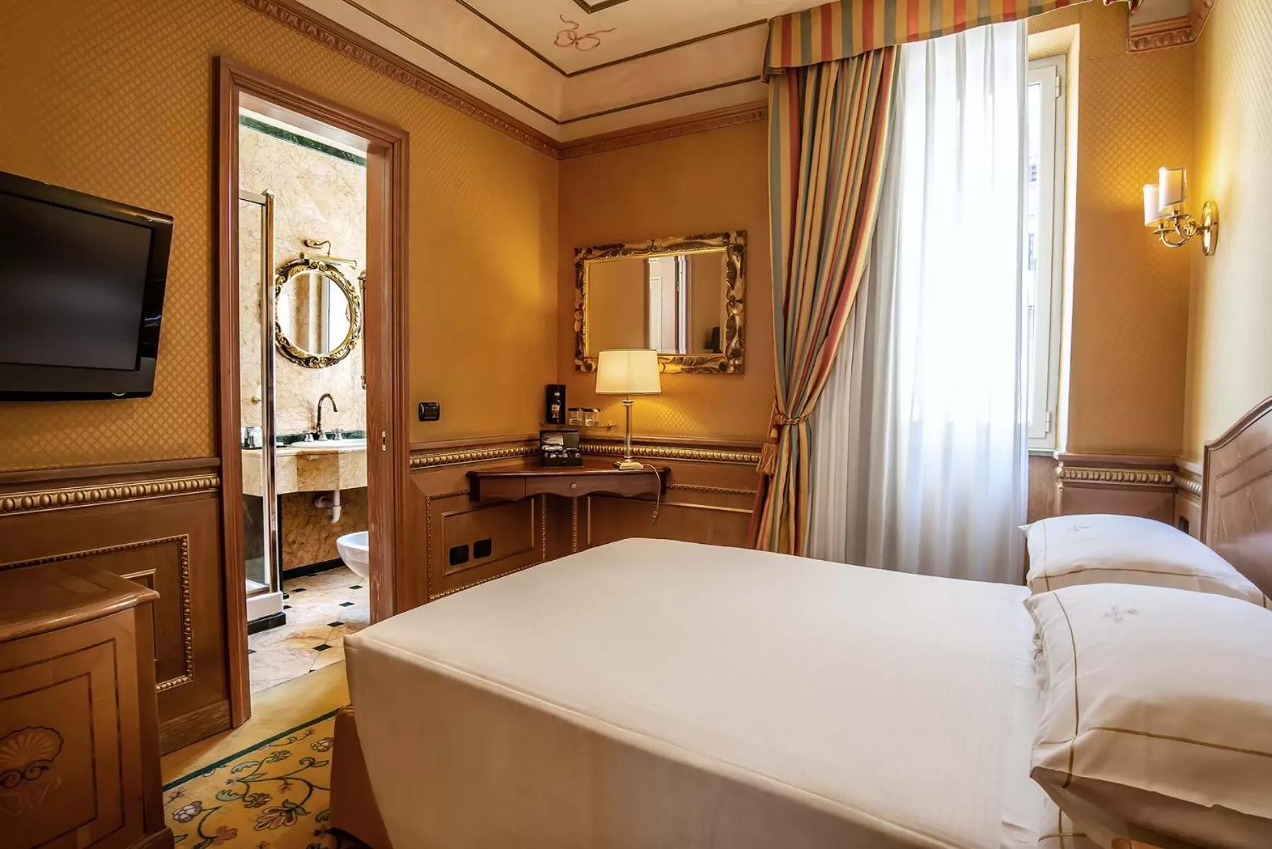 Bedroom, Bed in River Palace Hotel