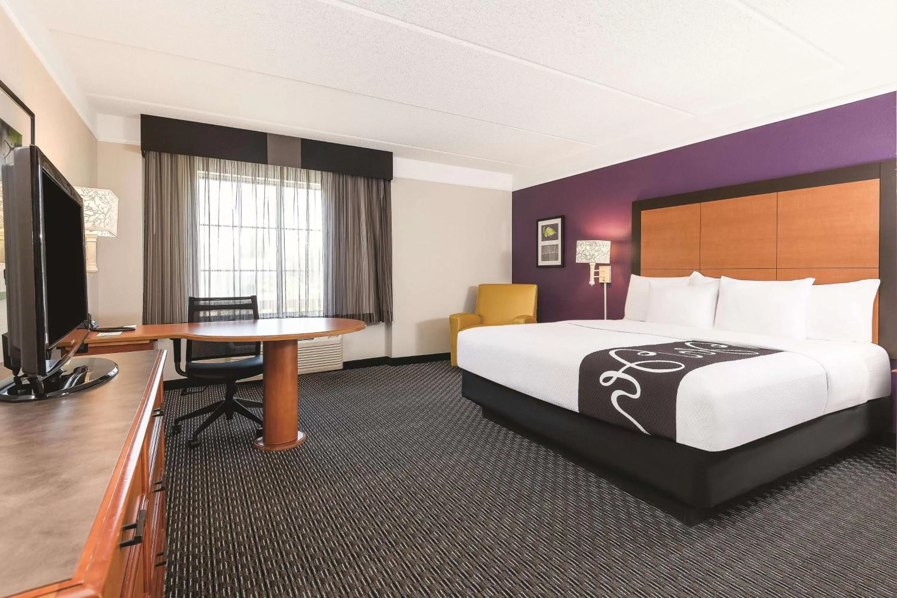 Photo of the whole room, Bed in La Quinta Inn & Suites by Wyndham University Area Chapel Hill