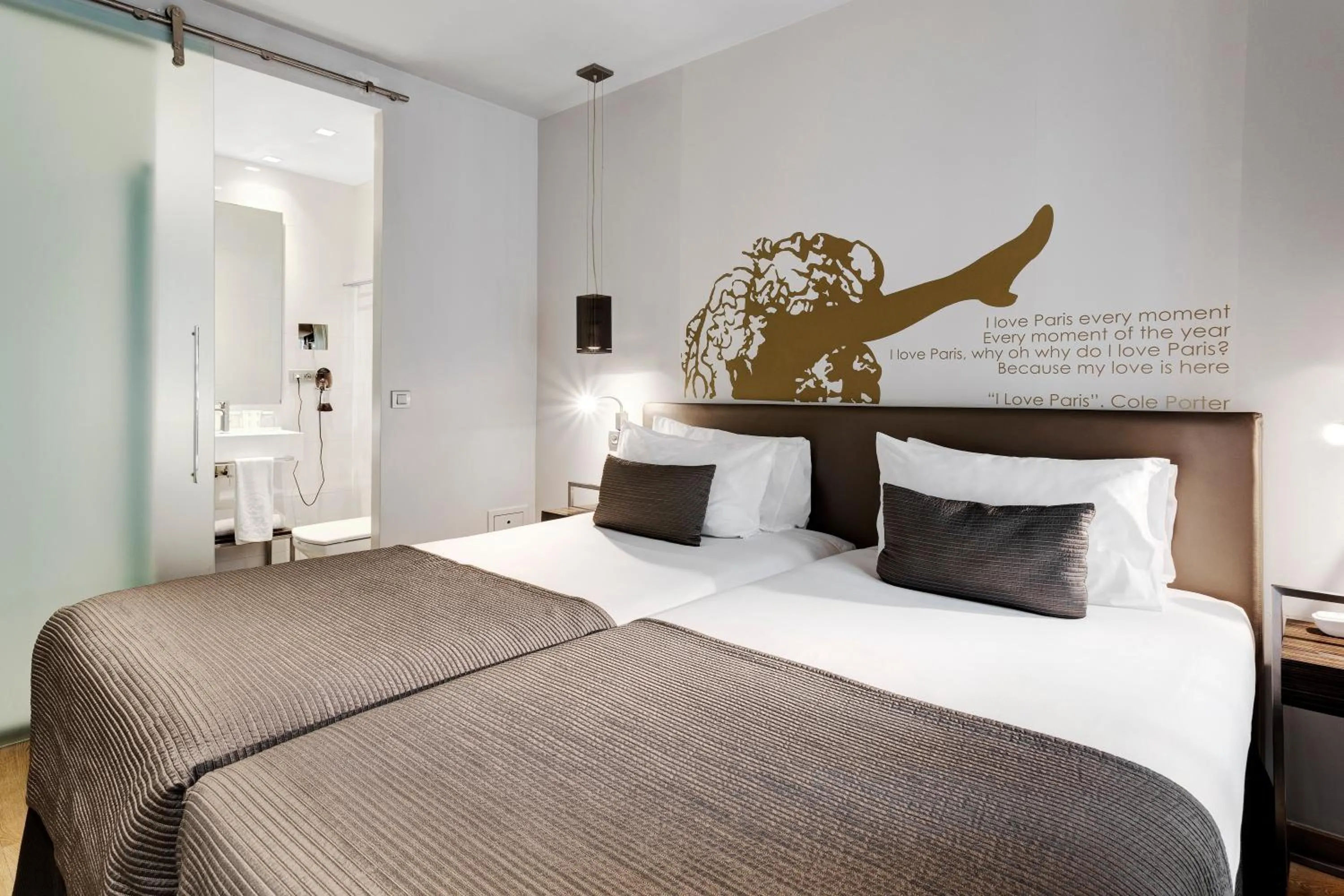 Photo of the whole room, Bed in Exe Panorama