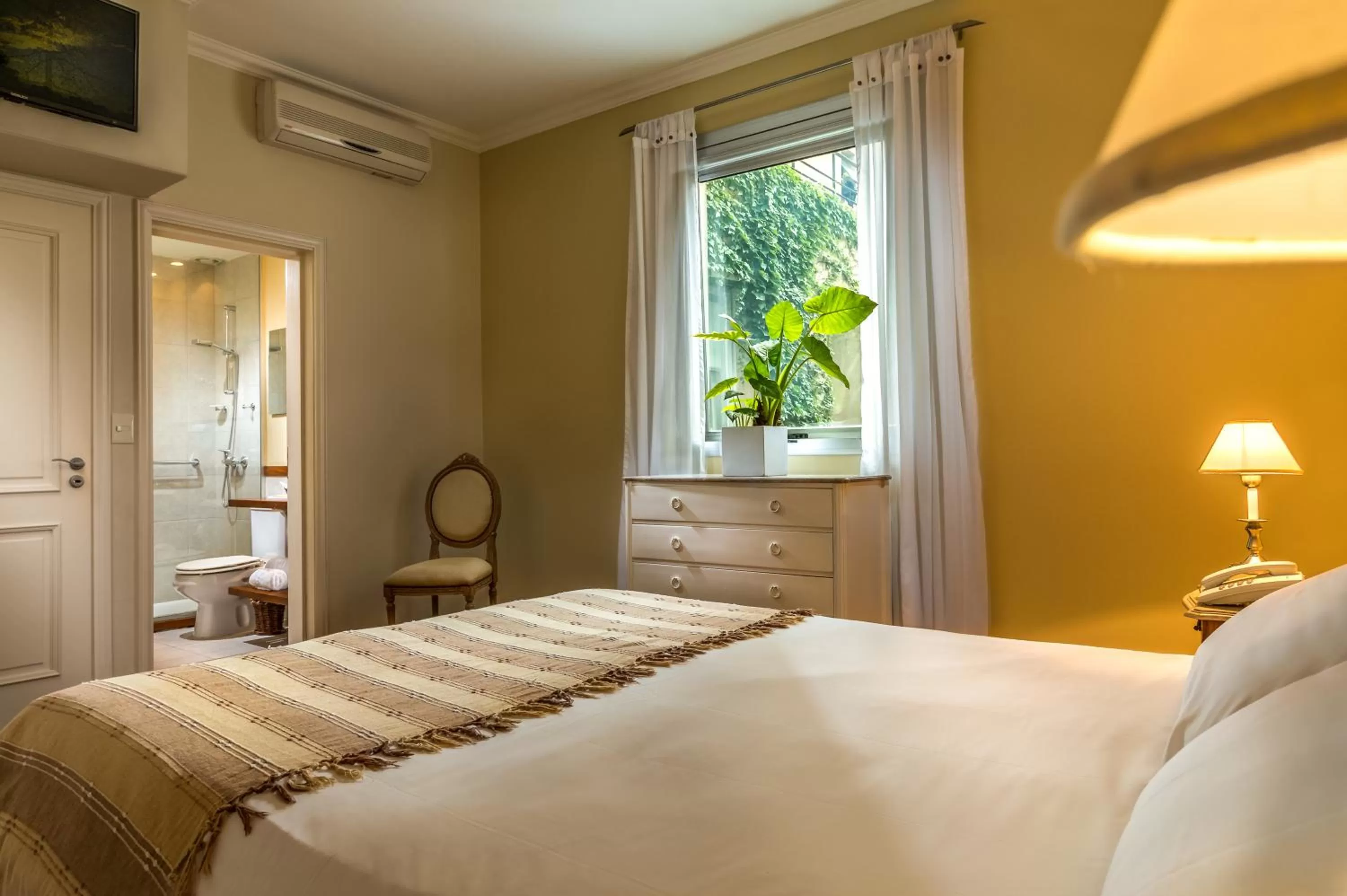 Photo of the whole room, Bed in 248 Finisterra