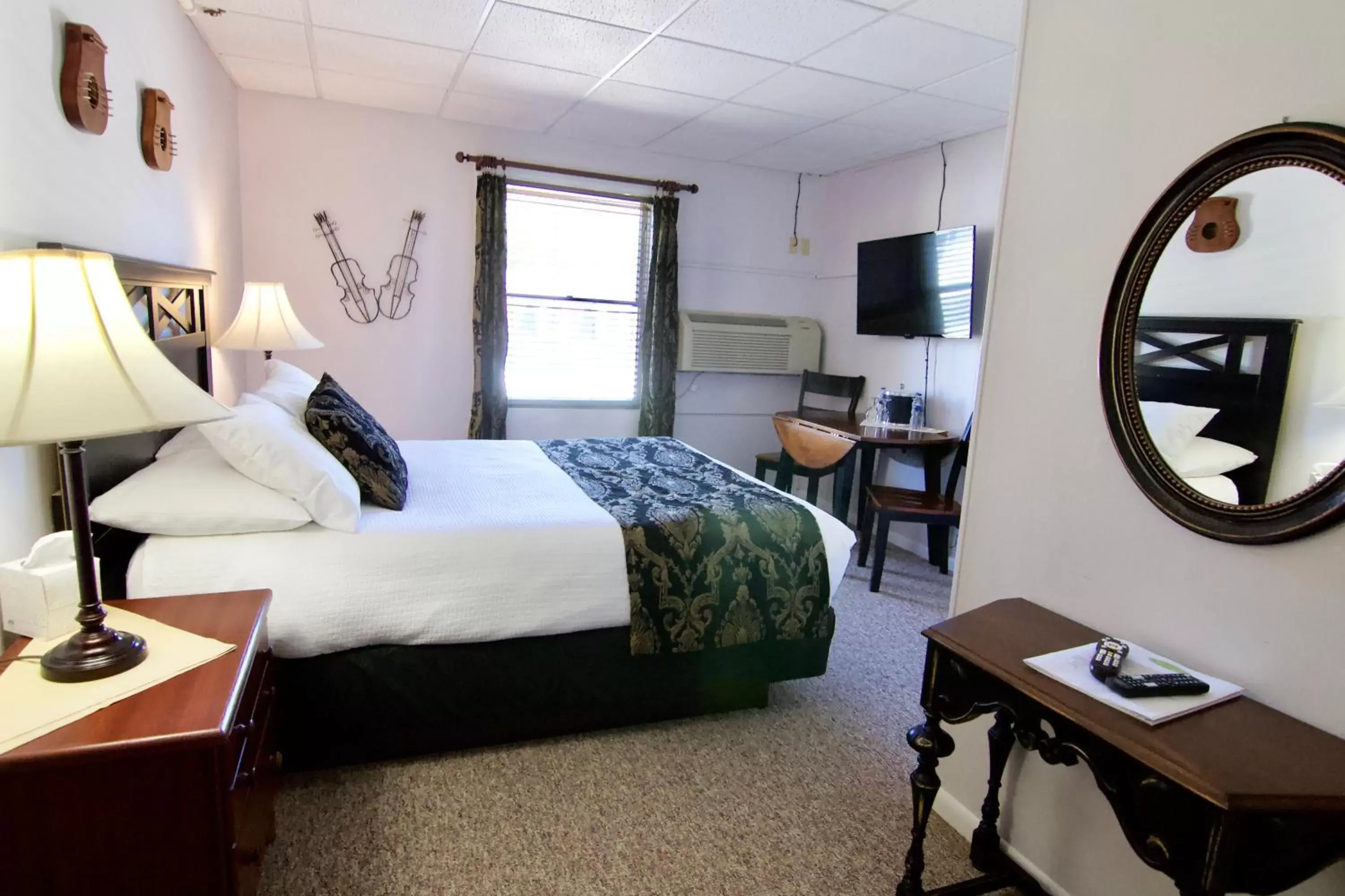 Queen Room in Hotel Frankfort & Restaurant Queen Room in Hotel Frankfort & Restaurant