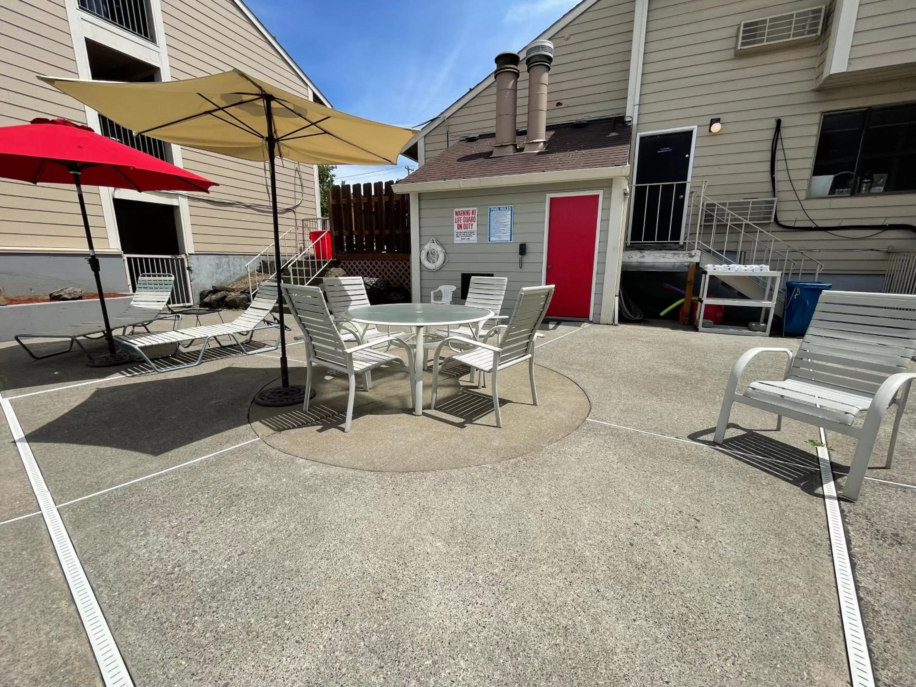 Swimming pool in Sunnyside Inn and Suites