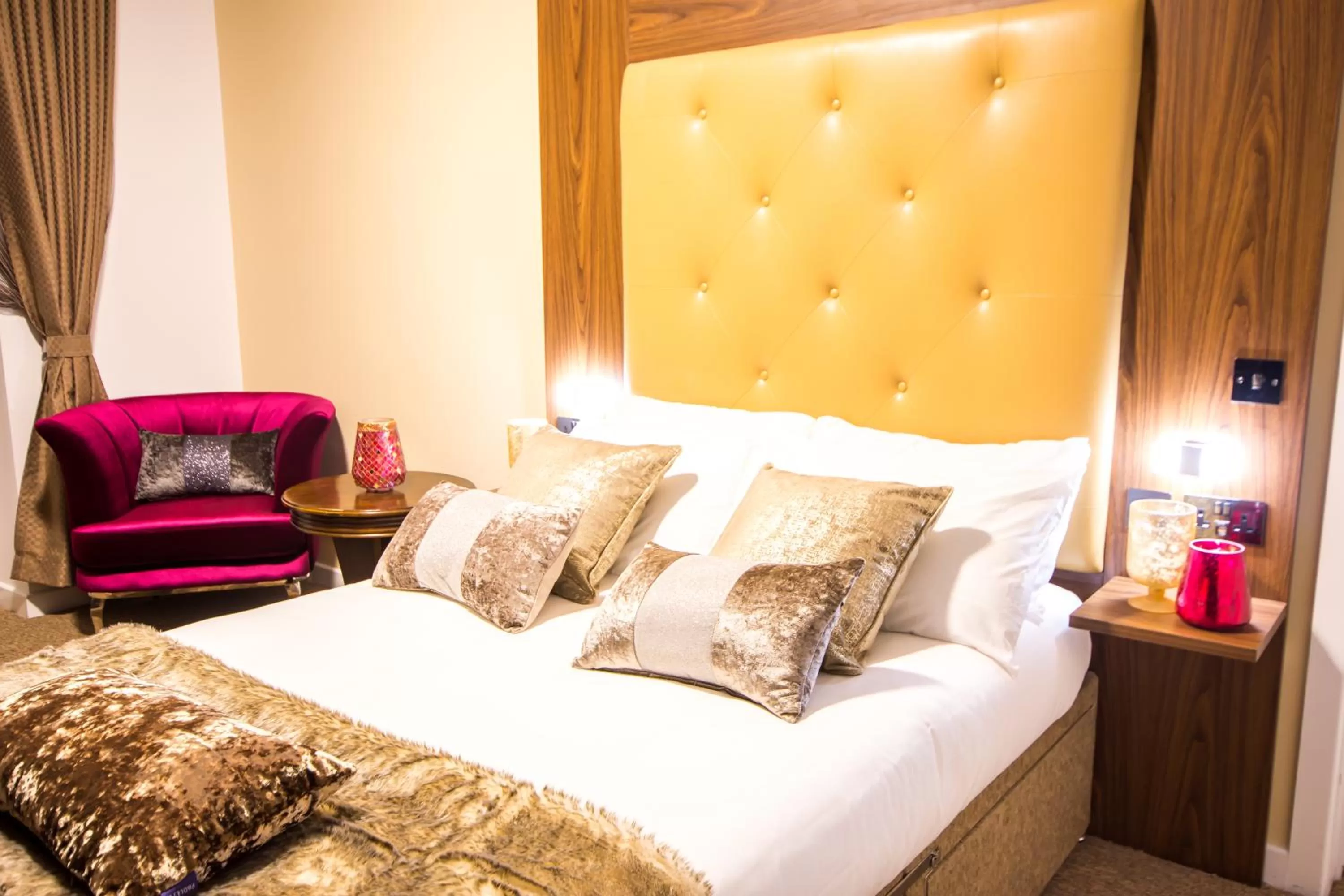 Bed in Trivelles Gatwick Hotel & airport Parking