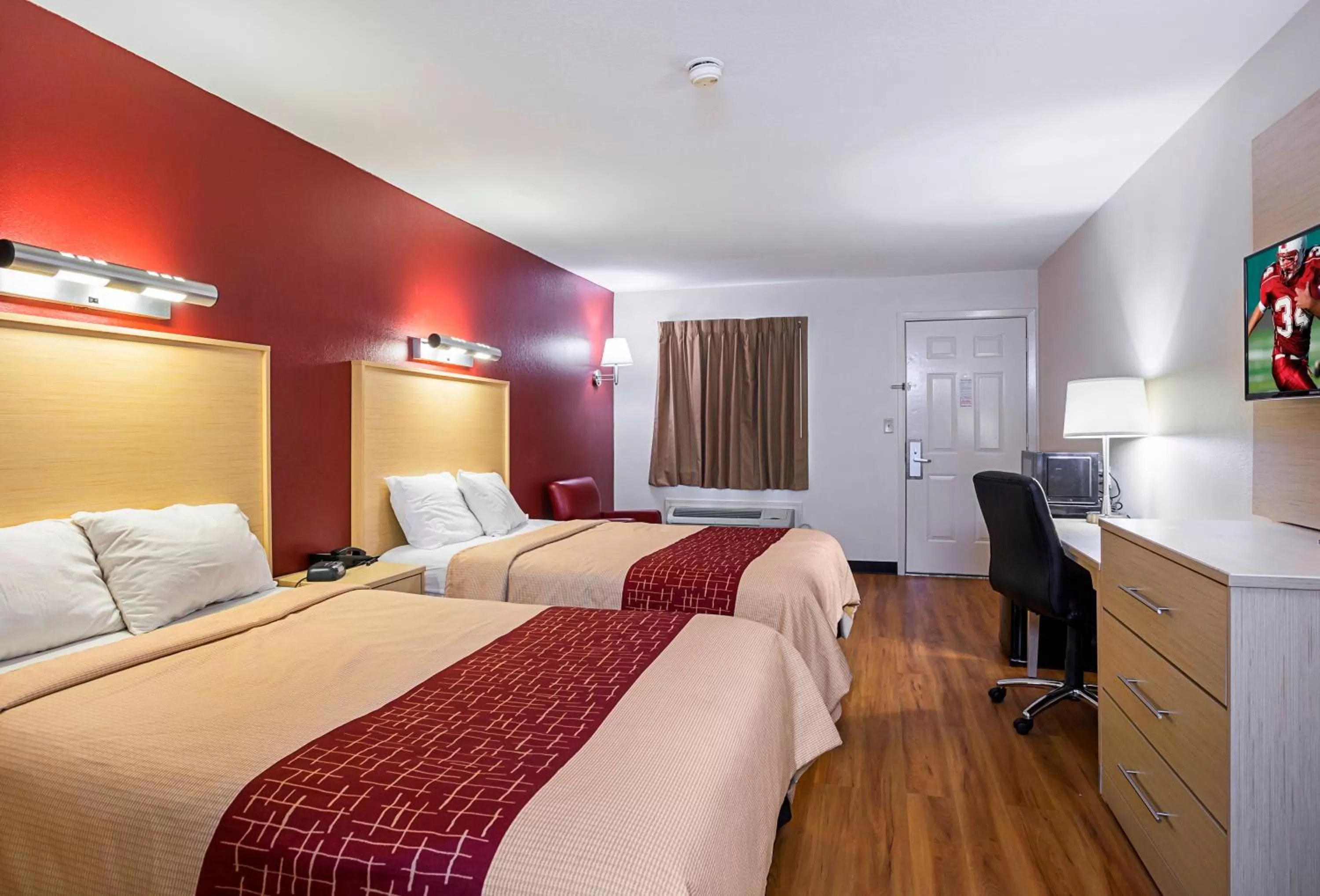 Photo of the whole room, Bed in Red Roof Inn West Memphis, AR