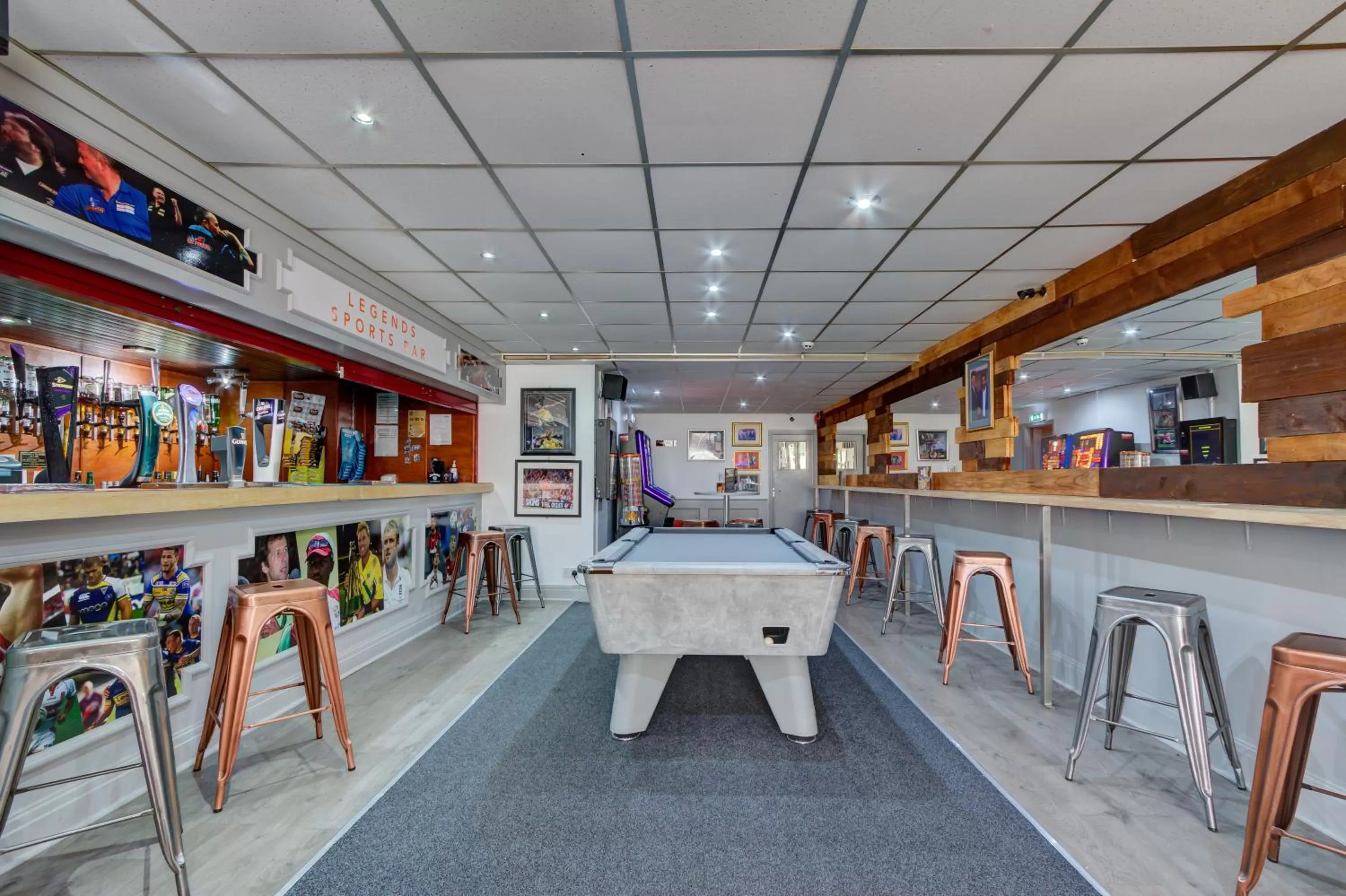 Lounge or bar in The Sandringham Court Hotel & Sports Bar-Groups Welcome here-High Speed Wi-Fi