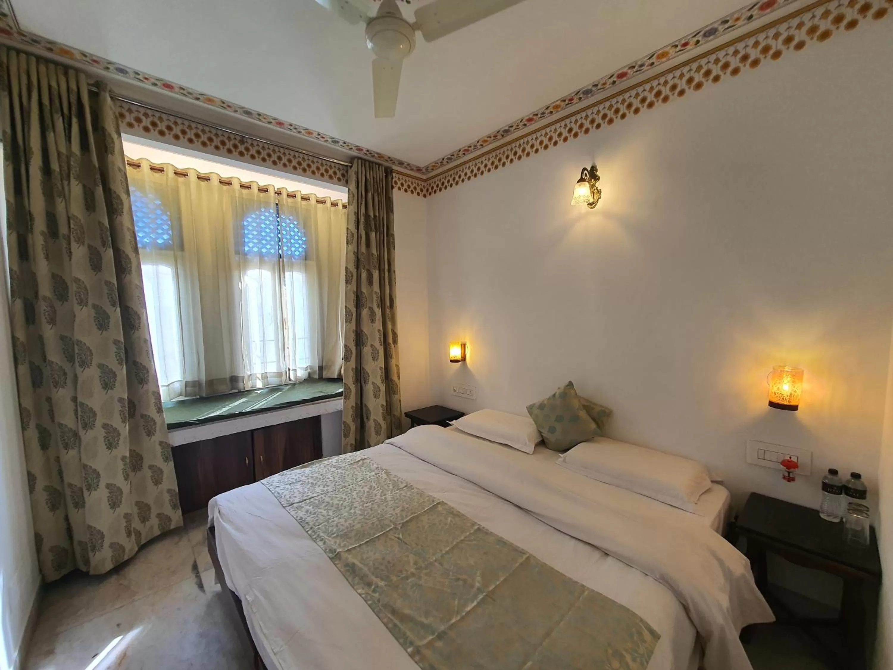 Bed in Hotel Mewar Haveli - At Lake Pichola