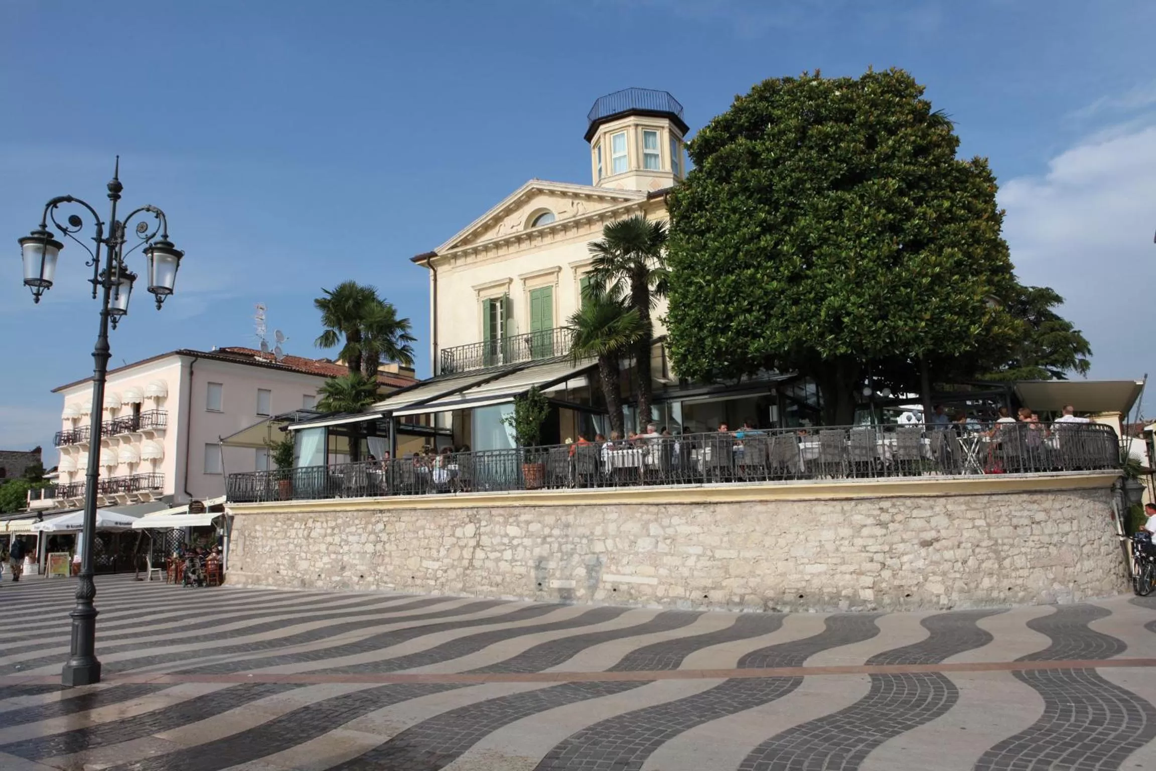 Restaurant/places to eat, Property Building in Classique