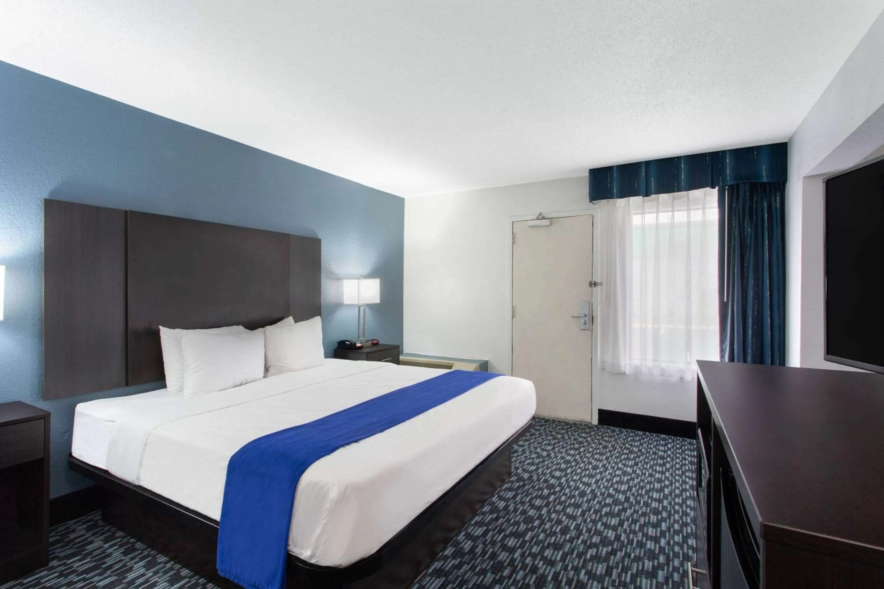 Photo of the whole room in University Inn & Suites