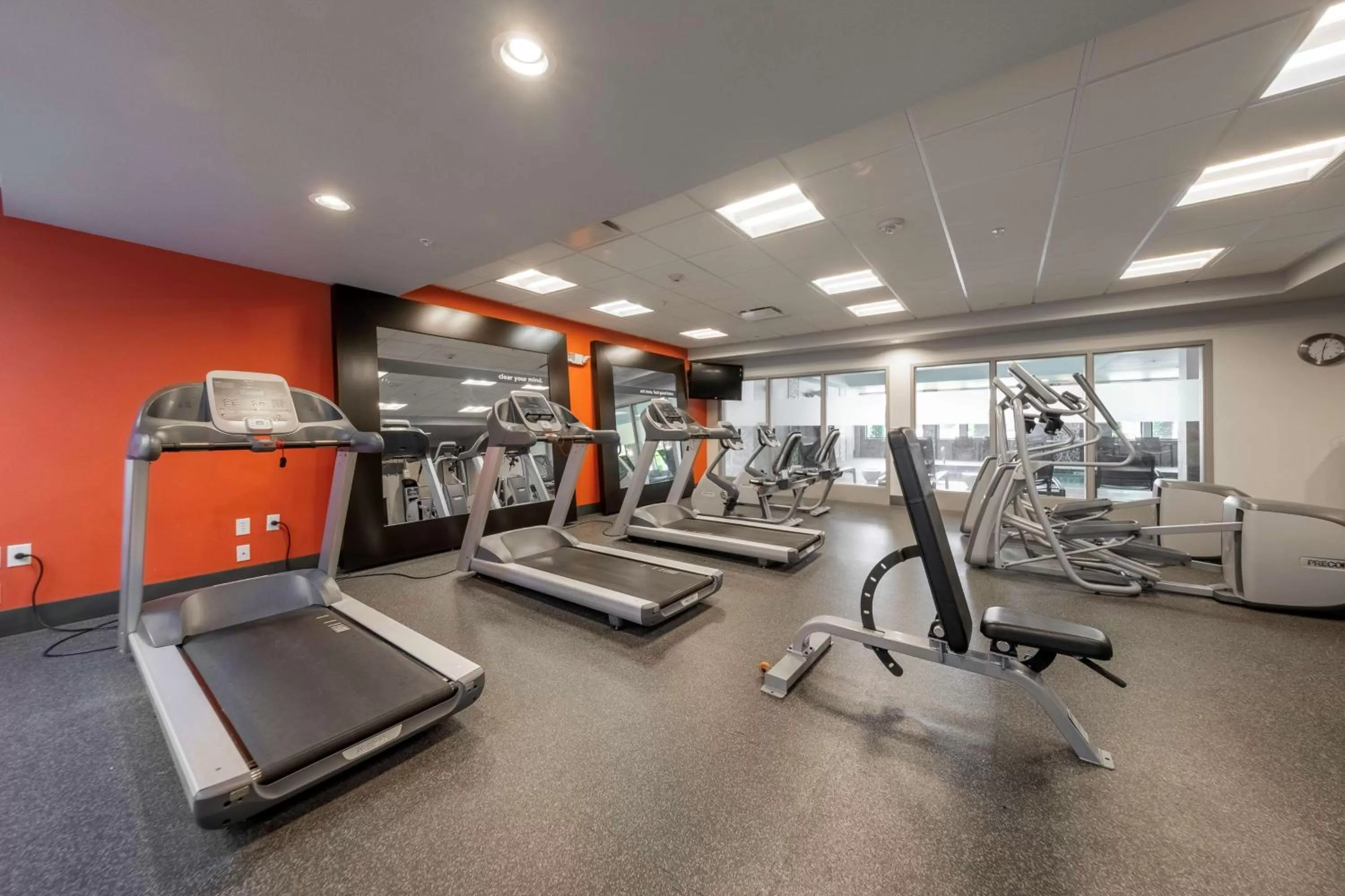 Fitness centre/facilities in Hampton Inn & Suites DuPont