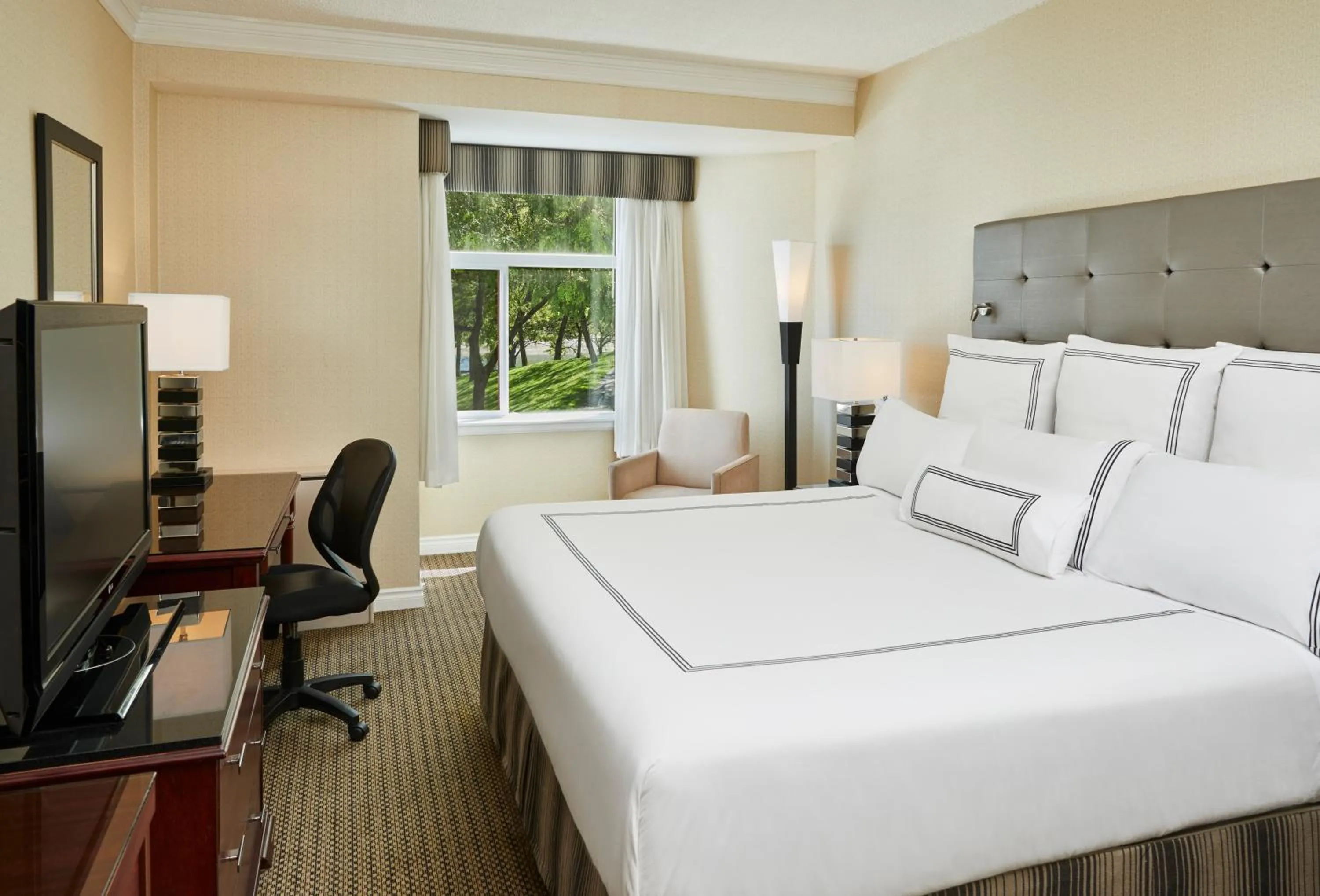 TV and multimedia, Bed in Granville Island Hotel