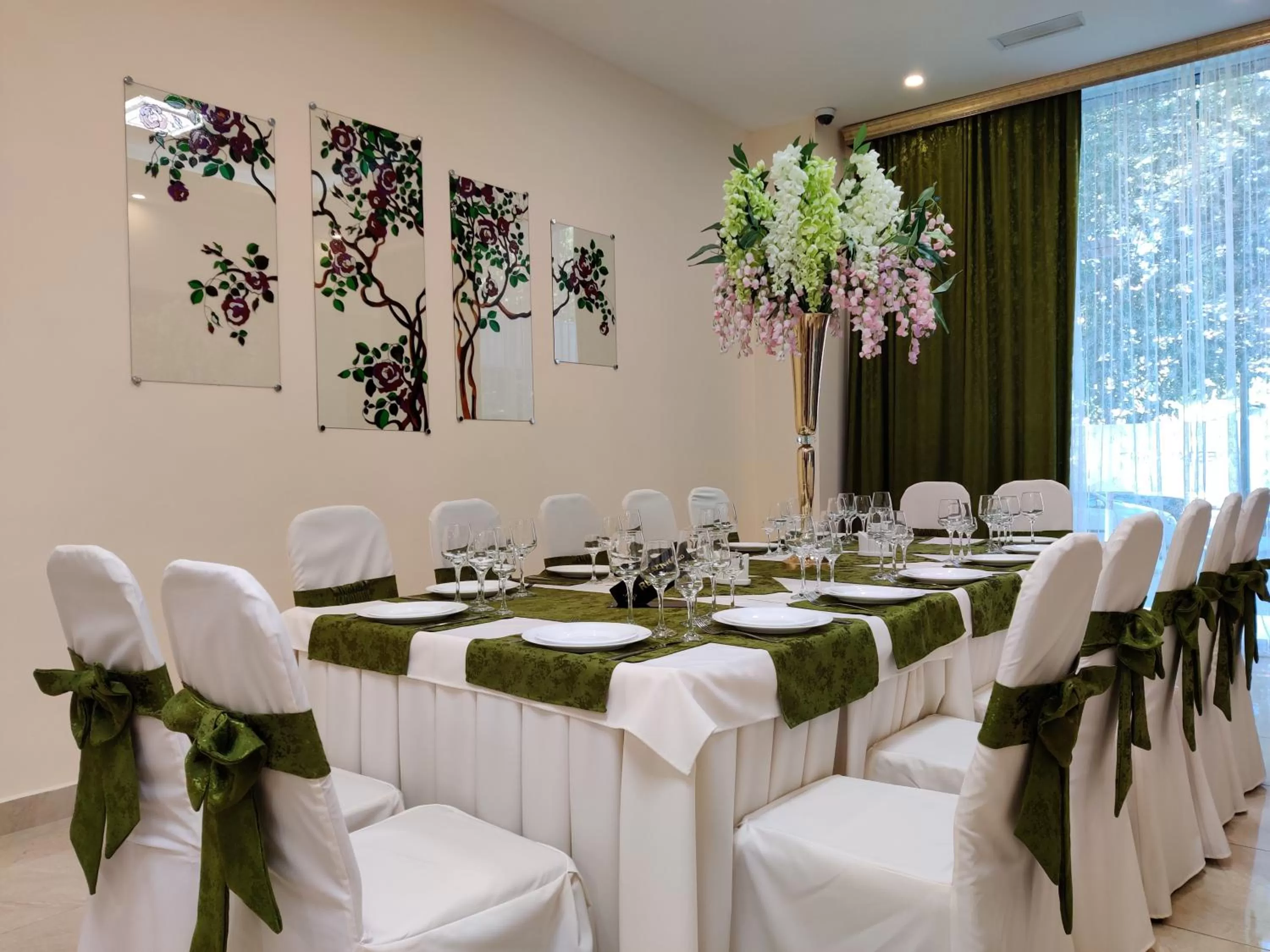 Restaurant/places to eat in Richmind Hotel