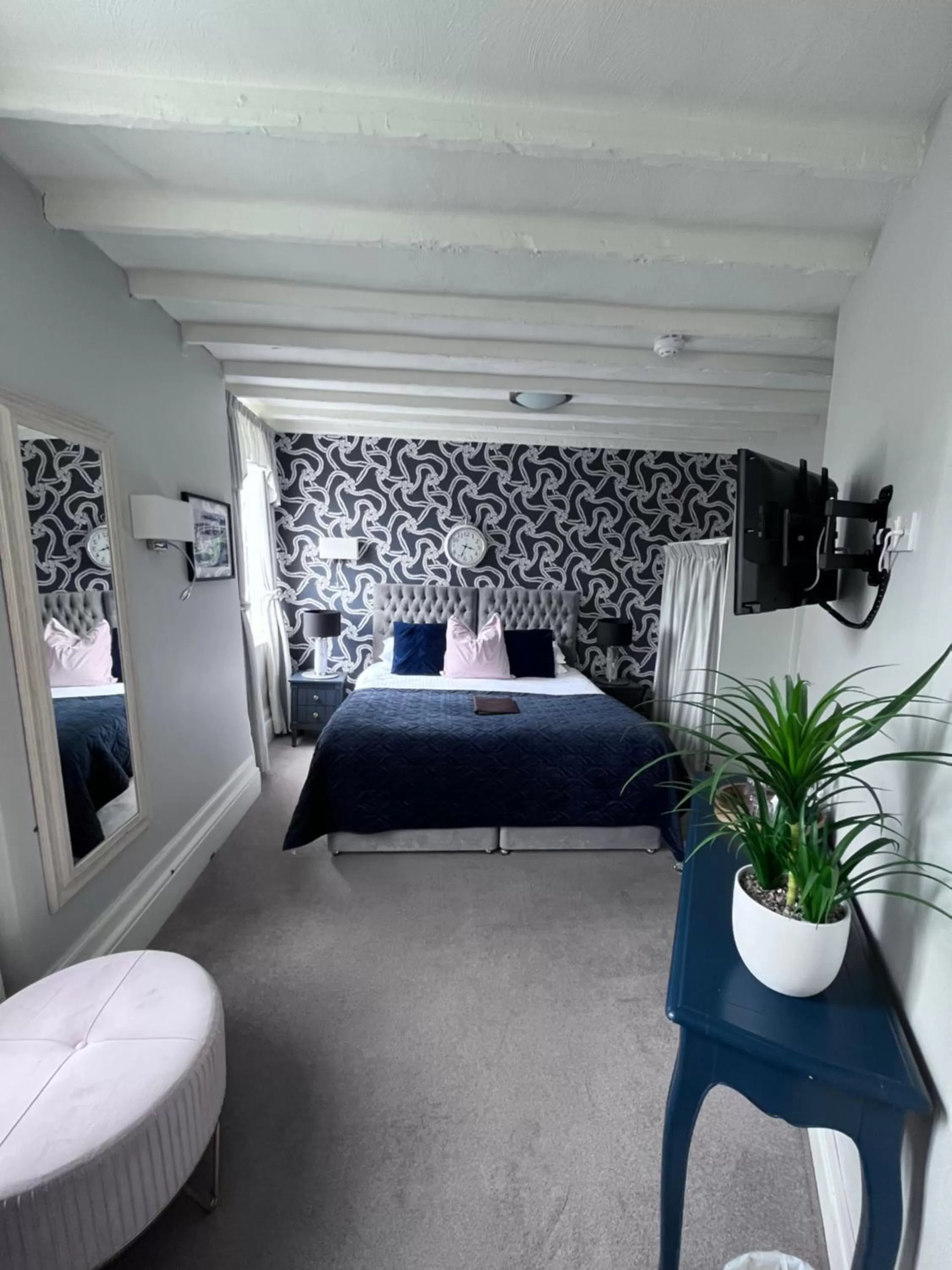 Photo of the whole room, Bed in Molesworth Arms