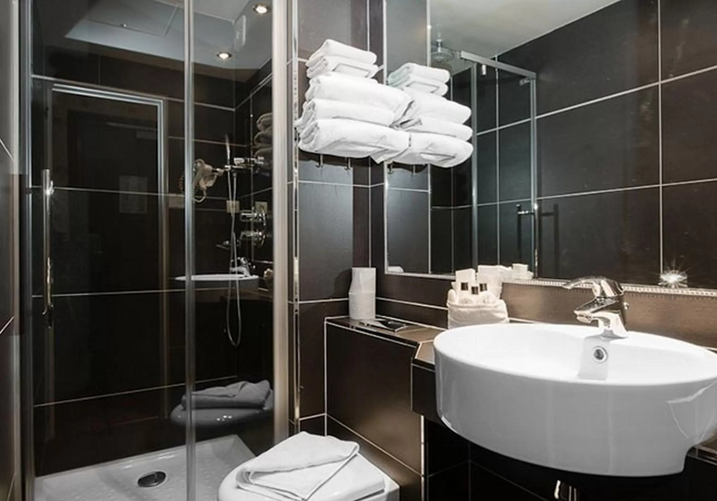 Bathroom in Hôtel De La Paix