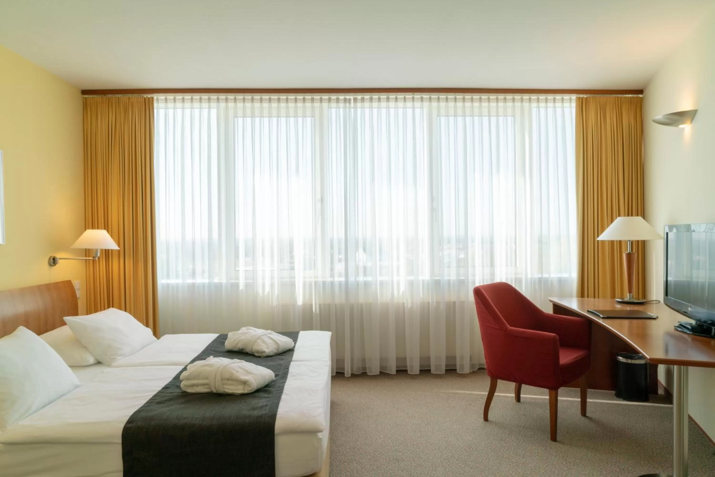 Communal lounge/ TV room, Bed in Globana Airport Hotel