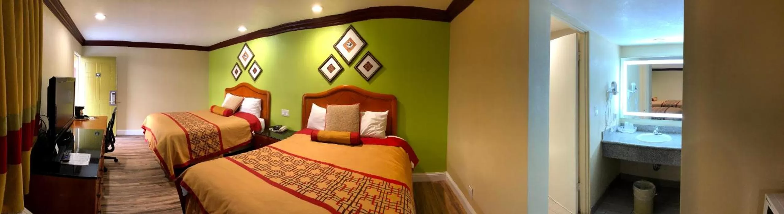 Bed in Imperial Inn Oakland