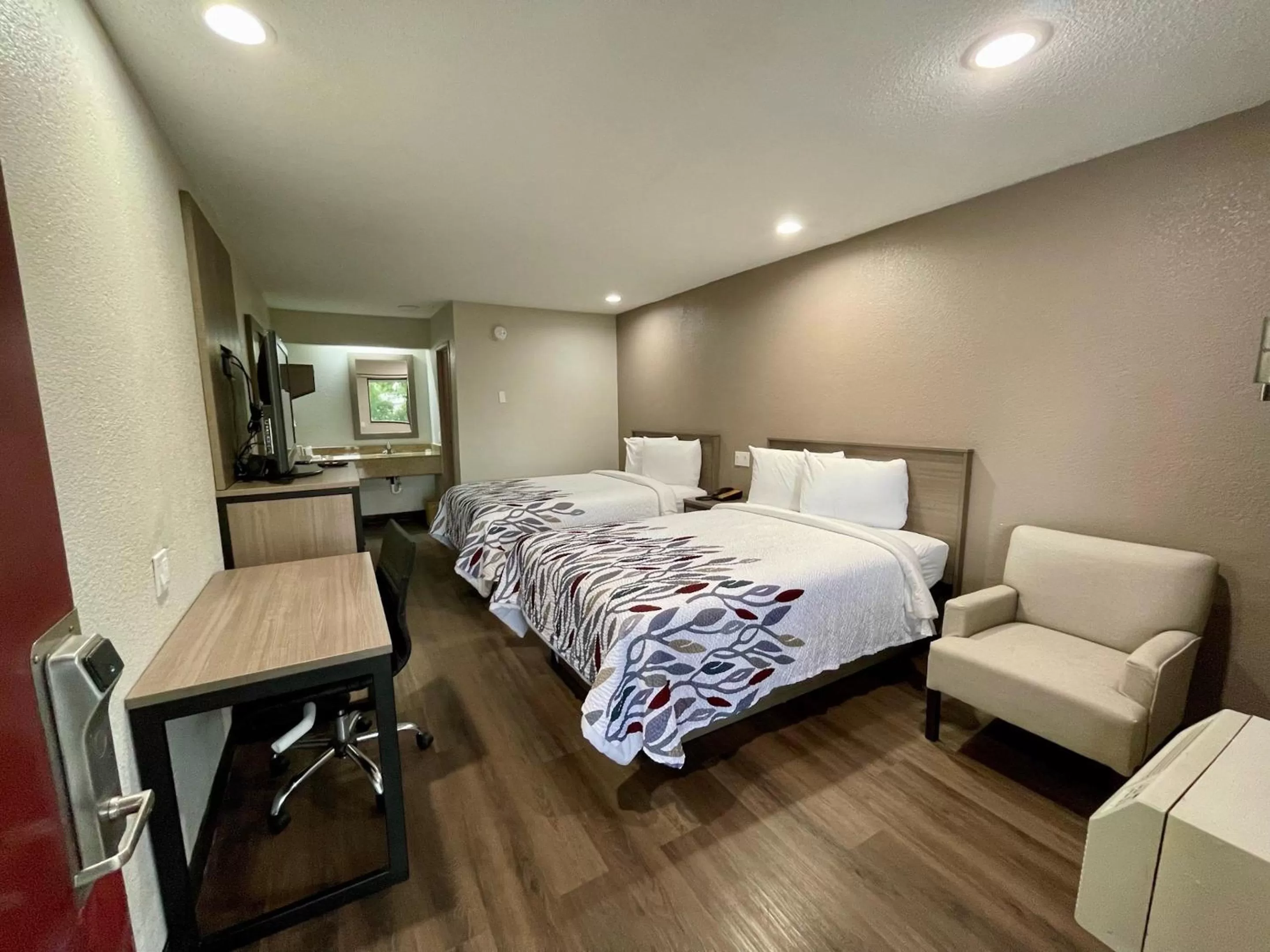 Photo of the whole room, Bed in Red Roof Inn Lafayette, LA