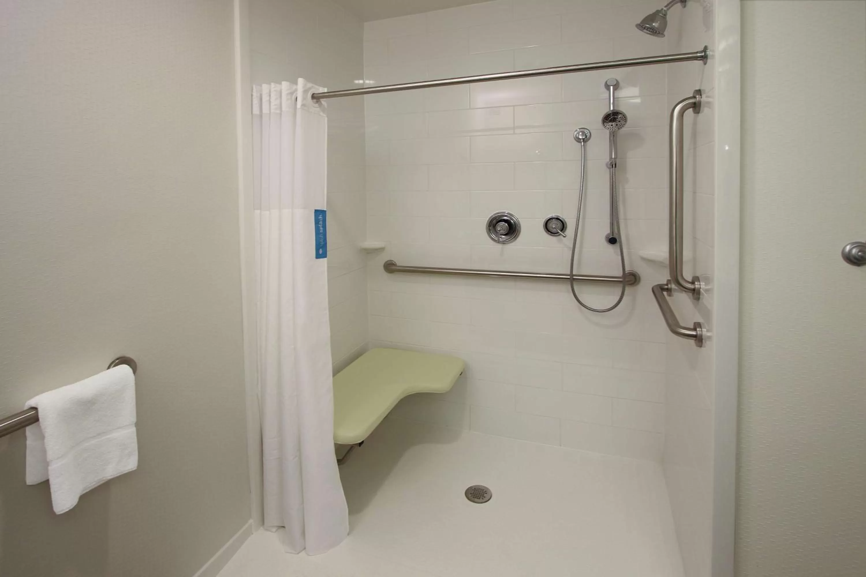 Bathroom in Hampton Inn Philadelphia-Great Valley