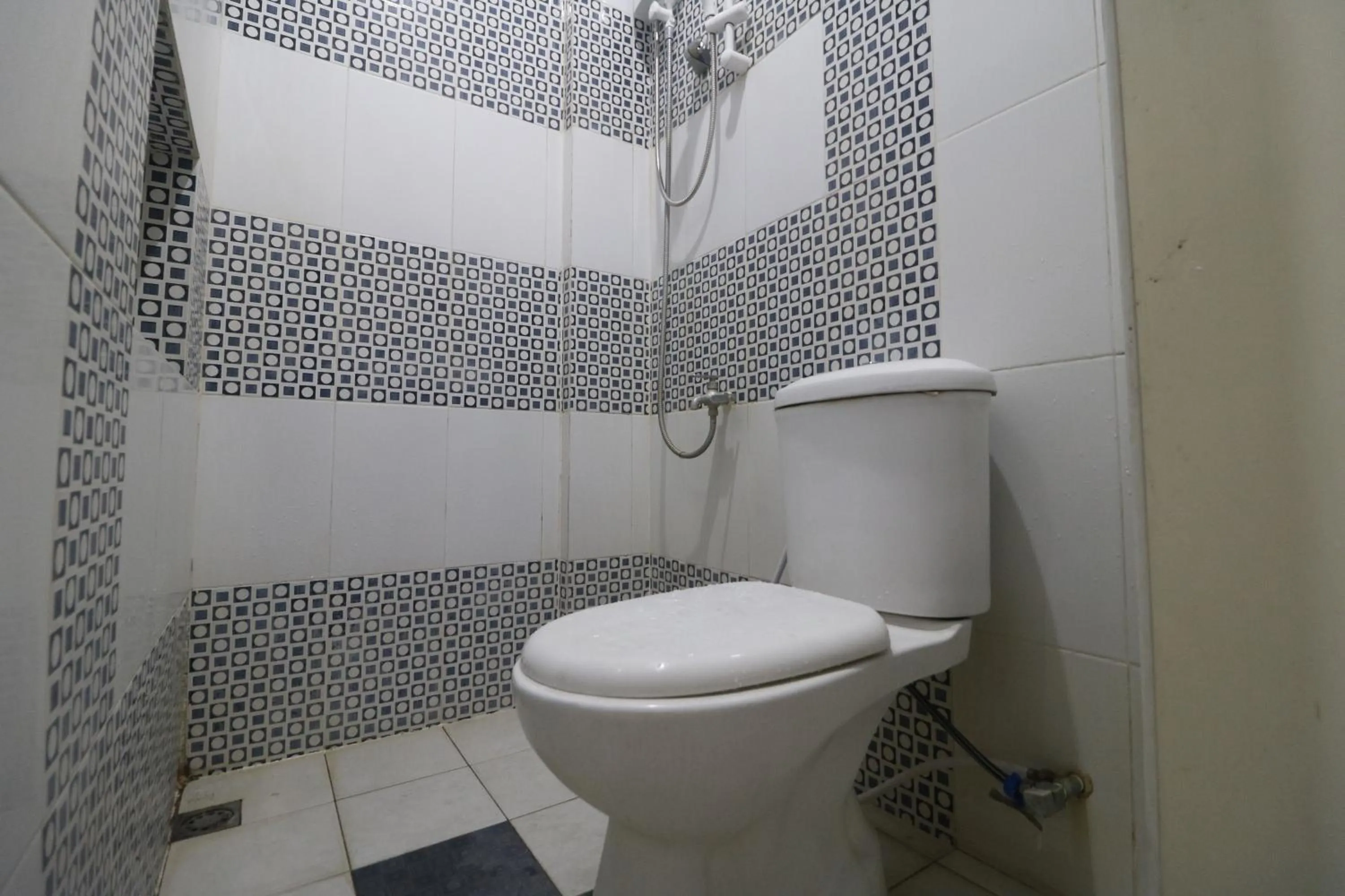 Bathroom in RedDoorz @ Jalan Krakatau Medan