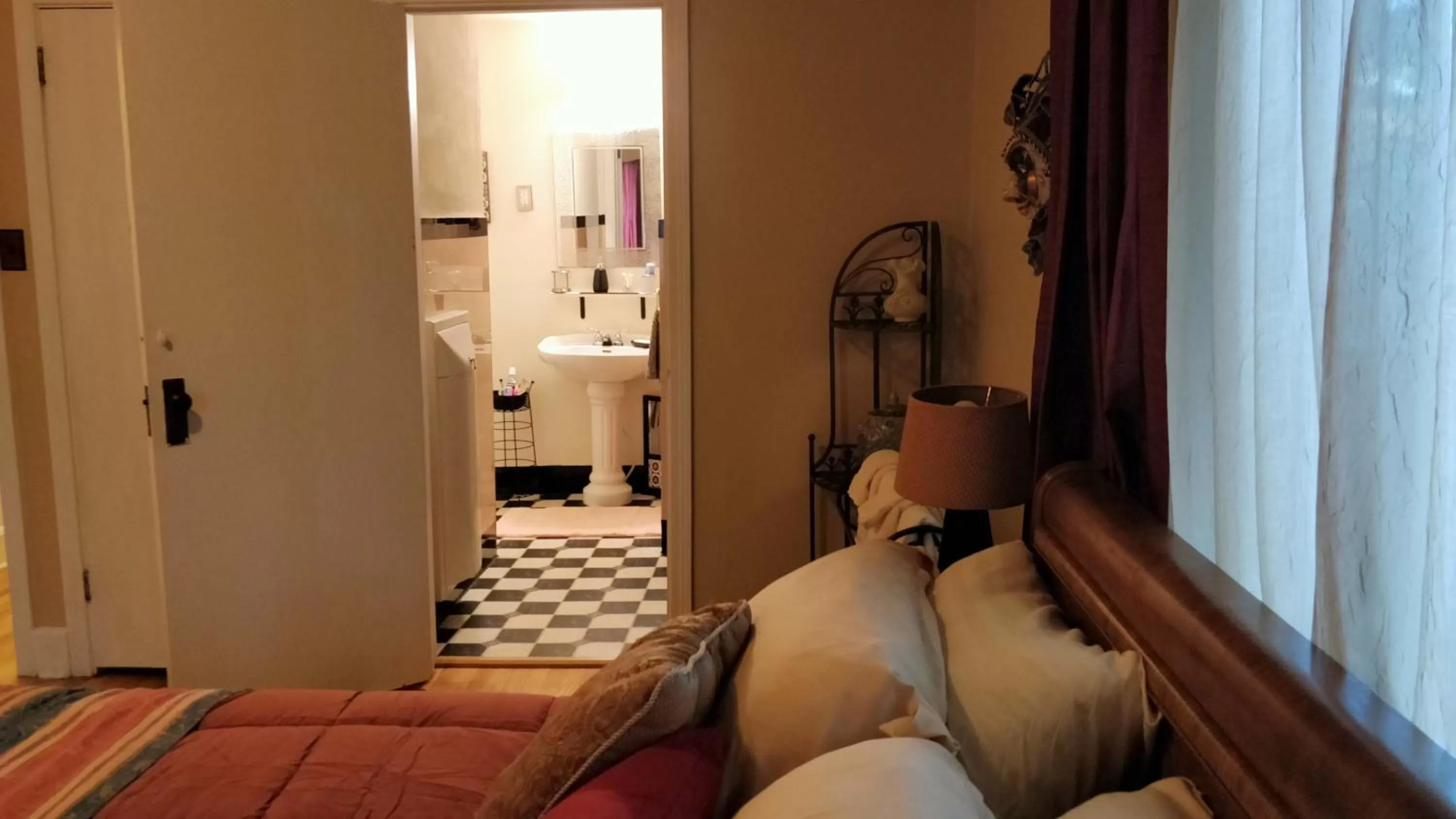 Bathroom, Bed in Maurrocks - A Pocono Mountains B&B