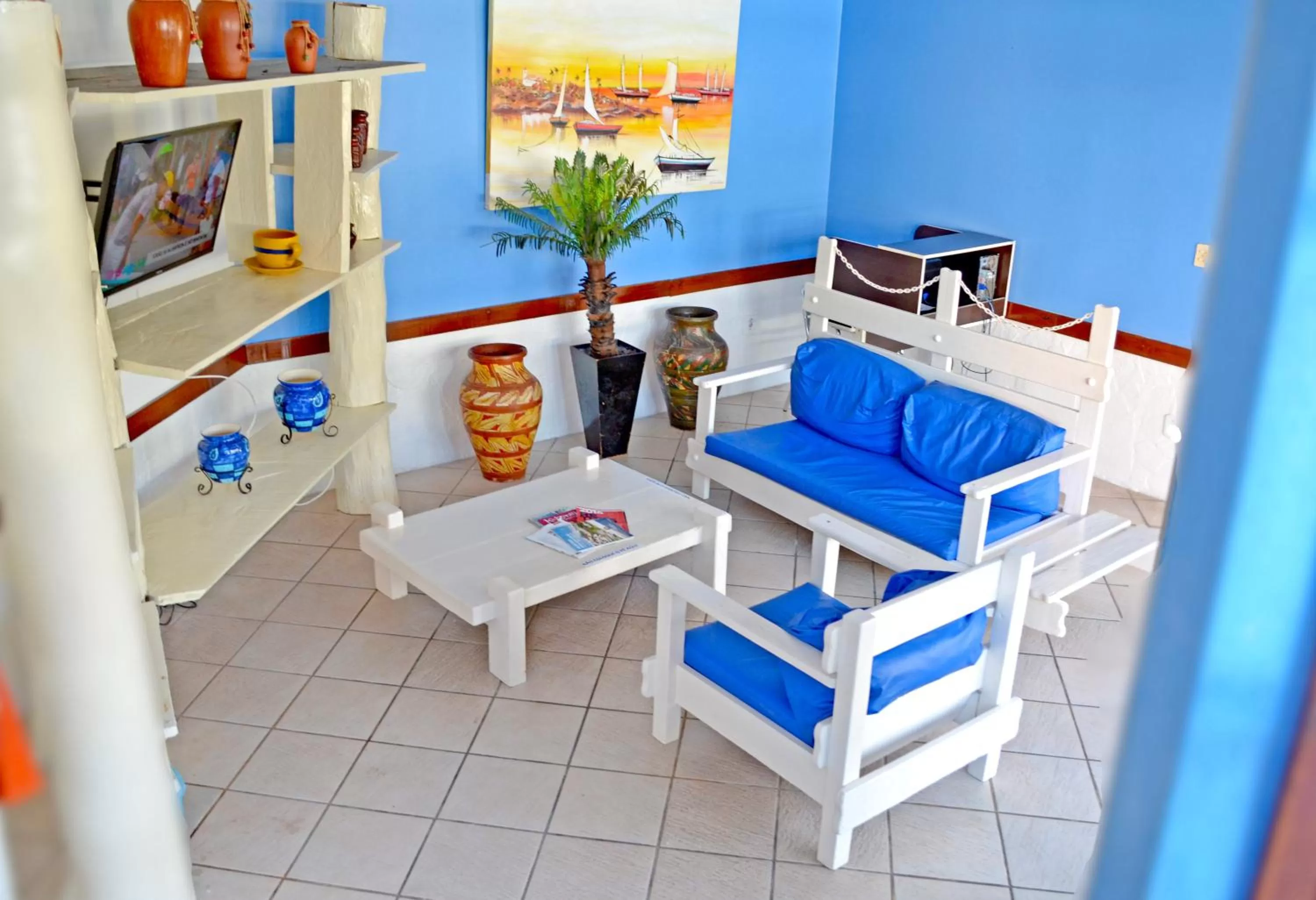 Communal lounge/ TV room in Hotel Porto das Ancoras