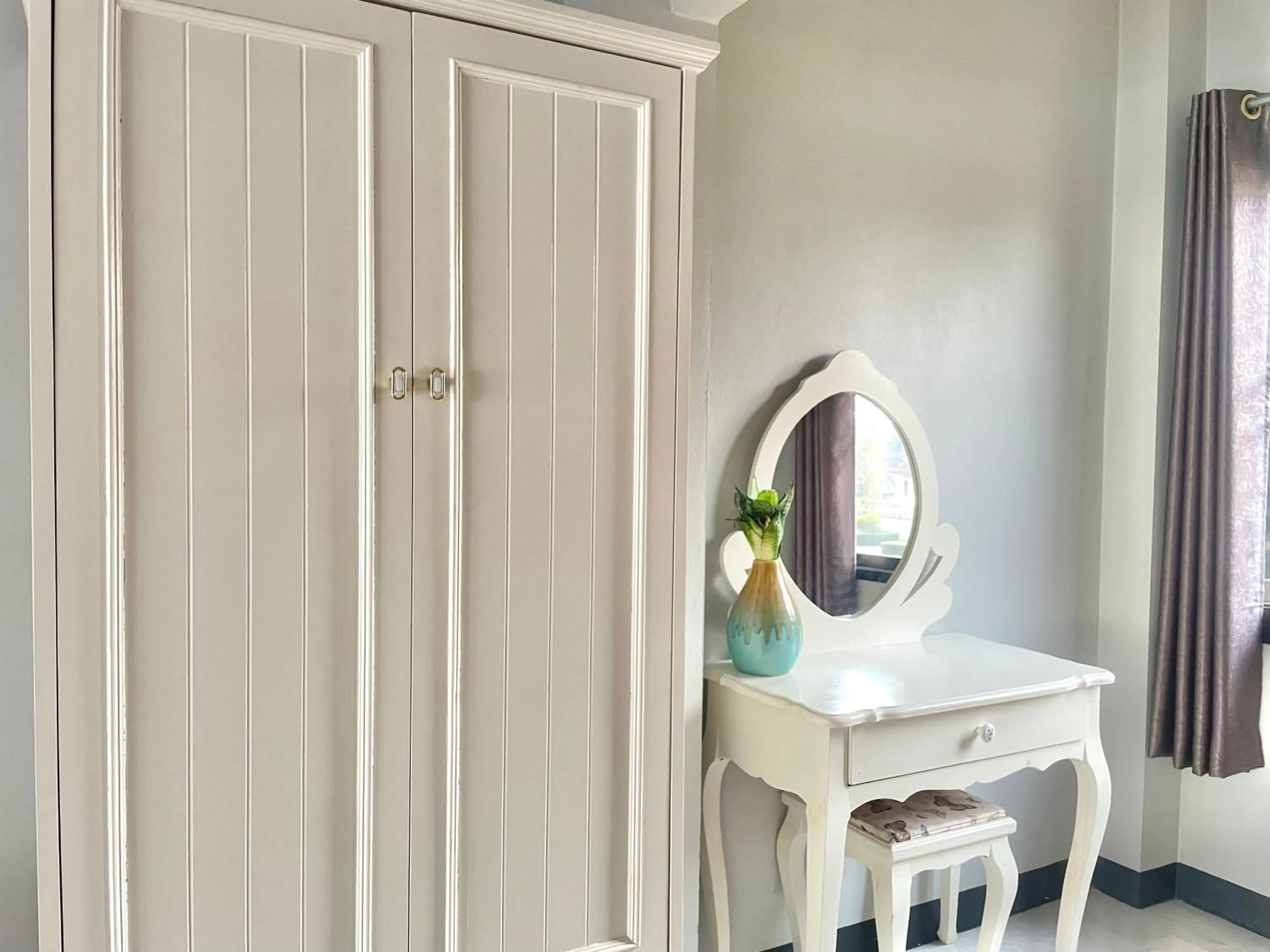 hair dresser in Smaids Room